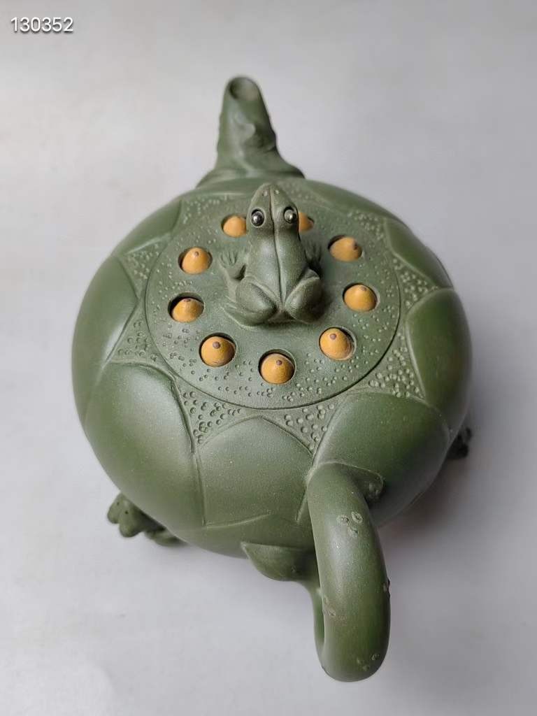 精品紫砂壶蒋蓉制壶青蛙莲子壶 老绿泥砂料制成 壶型精美绝伦 手工制作 制作工艺精湛 品相完好