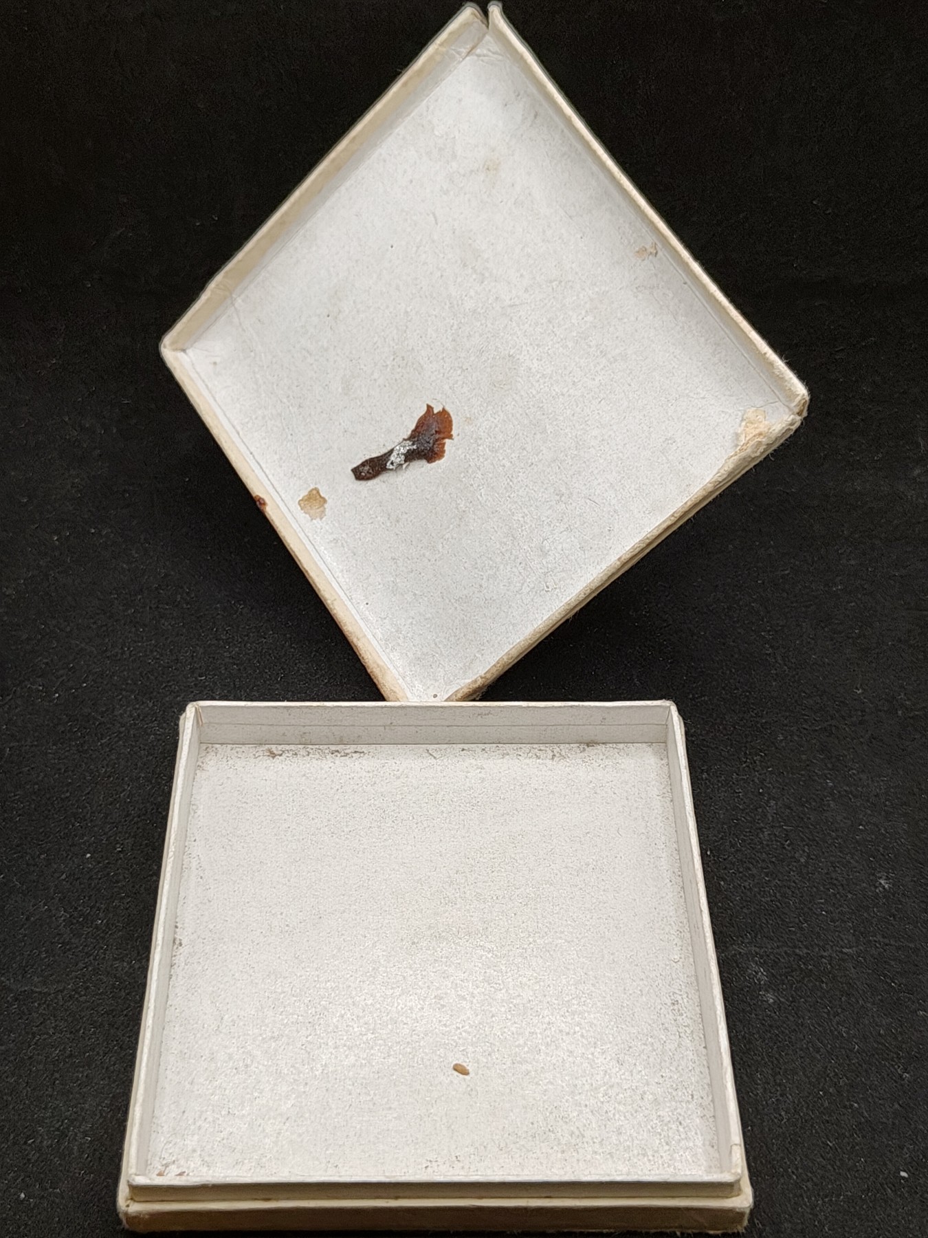 全场0元起拍 第83期 咸鱼国勋章拍卖专场 8月20日（周日）下午6：00开始 日本皇族御赐纸烟盒