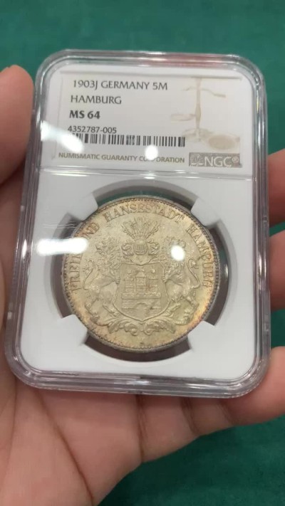 欢迎参加《竞宝斋》为爱冲冲冲 七夕特拍专场 ！第191场 (全场包邮) NGC MS64 1903年J厂汉堡5马克银币，德系最美钱币之一，1903年远远少于1913年，此枚金色包浆上手效果佳，亚军分。