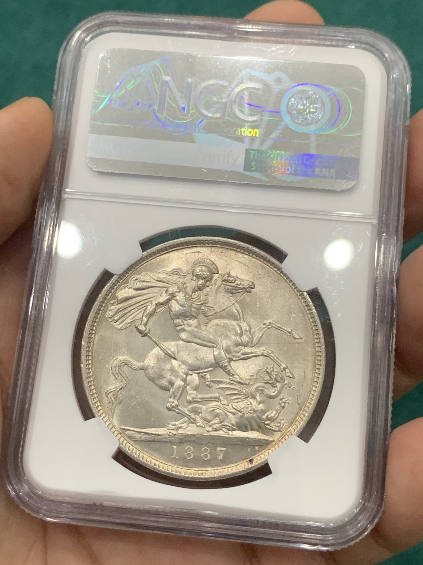 欢迎参加《竞宝斋》为爱冲冲冲 七夕特拍专场 ！第191场 (全场包邮) NGC MS64 英国 1887年维多利亚高冠马剑 克朗大银币 高分淡彩 状态不容错过