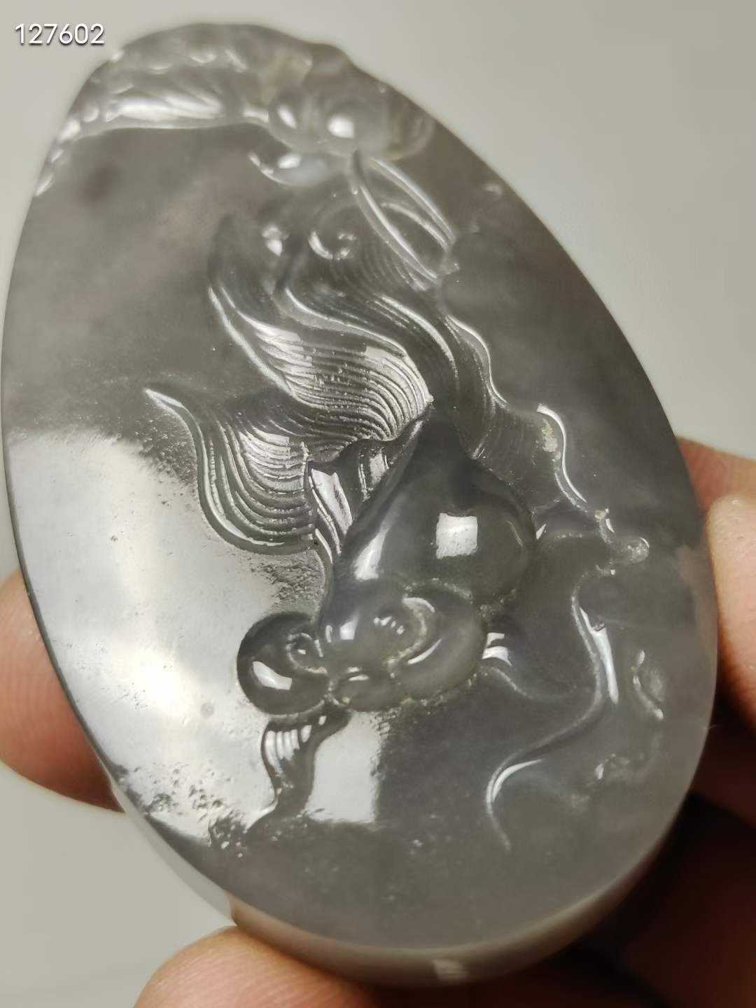 和田玉烟紫料荷花鱼牌子 烟紫和田玉，正烟紫色不发暗，颜色浓郁，玉质细腻油润，整体干净，无杂无裂完美品相。