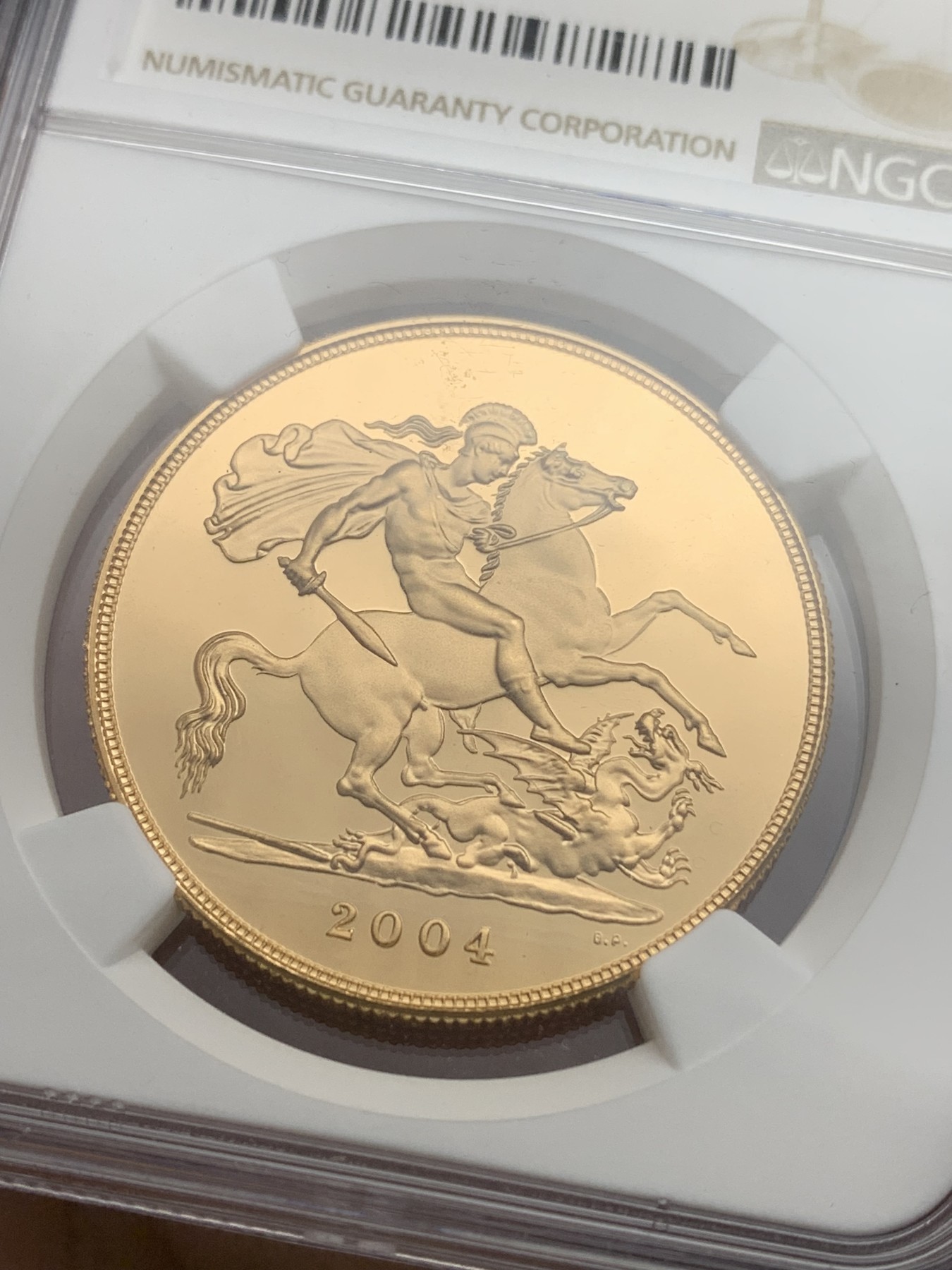 欢迎参加《竞宝斋》为爱冲冲冲 七夕特拍专场 ！第191场 (全场包邮) NGC PF69 英国 2004年 伊丽莎白二世 马剑5索维林大金币 40克手感极好 近乎完美的状态  英国现代币价格惊人 这个可以不换藏了
