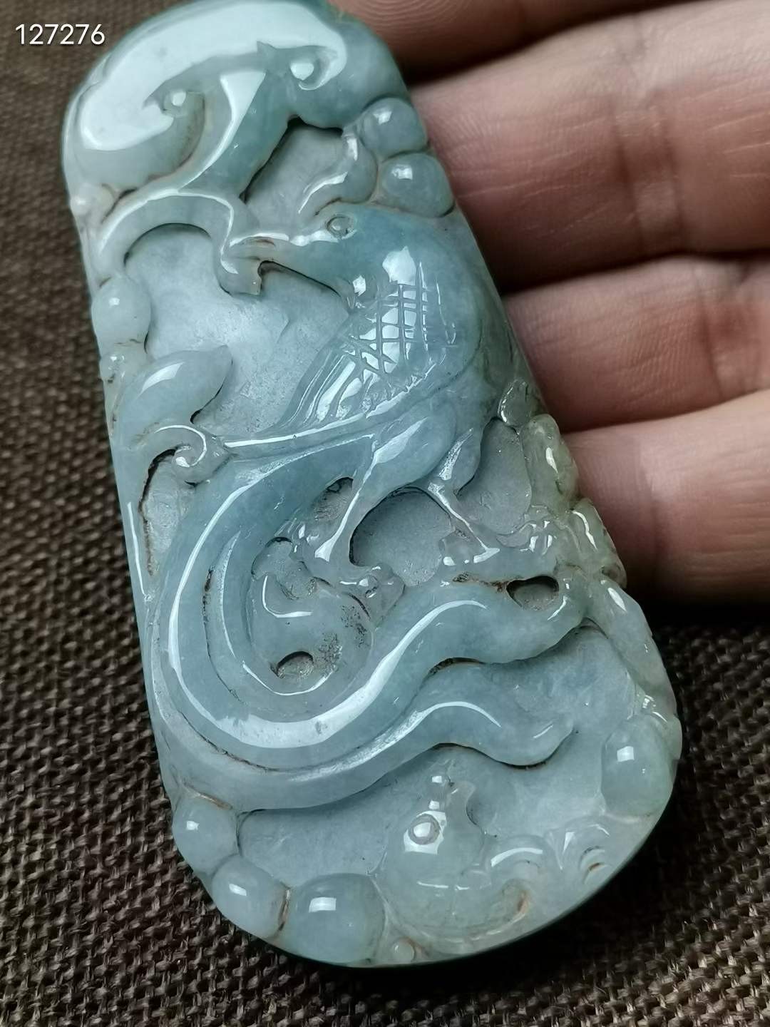 清 翡翠凤凰如意纹牌子色水润细腻，色泽鲜亮，品相上佳，用料厚实，雕工精湛，栩栩如生，寓意美好，浮雕线条流畅，佩戴舒适凤为百鸟之王，为尊。凤也可指皇后乃富贵之身。如意为顺，吉祥。合在一起:富贵吉祥！