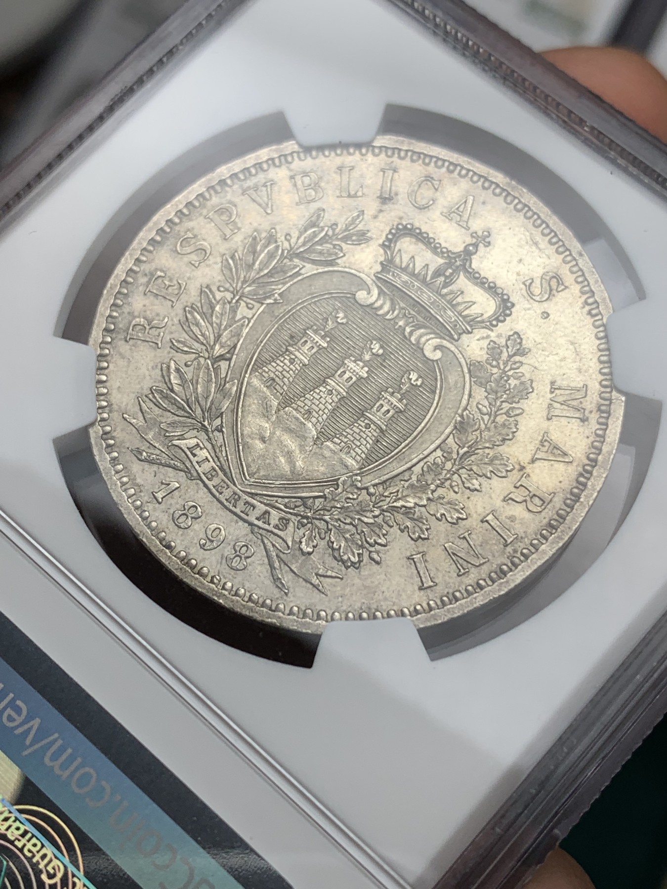 欢迎参加《竞宝斋》为爱冲冲冲 七夕特拍专场 ！第191场 (全场包邮) NGC-MS61  1898年老版本圣马力诺5里拉神父银币。此币发行量18000，值得收藏把玩