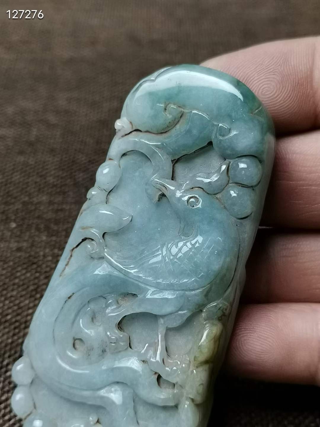 清 翡翠凤凰如意纹牌子色水润细腻，色泽鲜亮，品相上佳，用料厚实，雕工精湛，栩栩如生，寓意美好，浮雕线条流畅，佩戴舒适凤为百鸟之王，为尊。凤也可指皇后乃富贵之身。如意为顺，吉祥。合在一起:富贵吉祥！