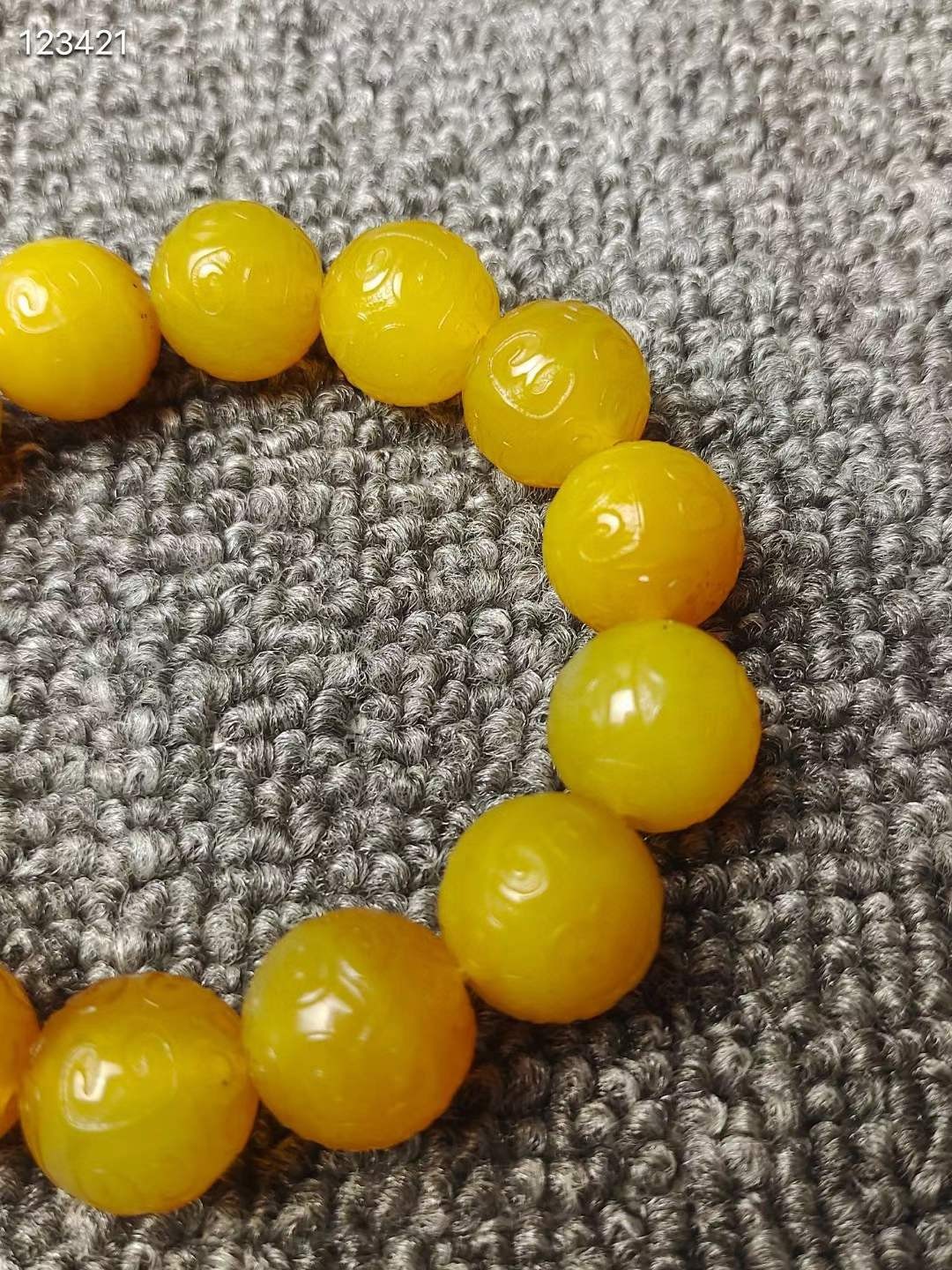 黄玛瑙手串 雕刻如意纹 皮壳黄亮通透 品相完好