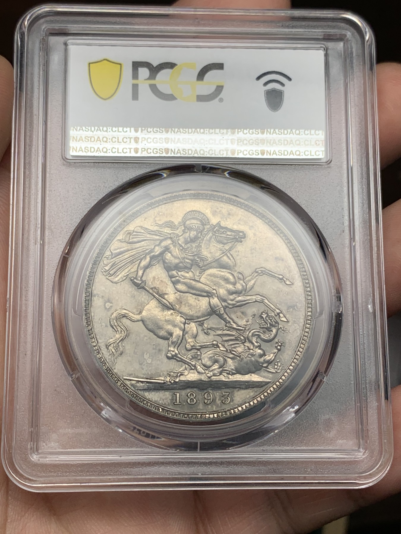 欢迎参加《竞宝斋》为爱冲冲冲 七夕特拍专场 ！第191场 (全场包邮) PCGS PR63英国维多利亚1893精制马剑克朗，最为经典的披沙造型，深色包浆。