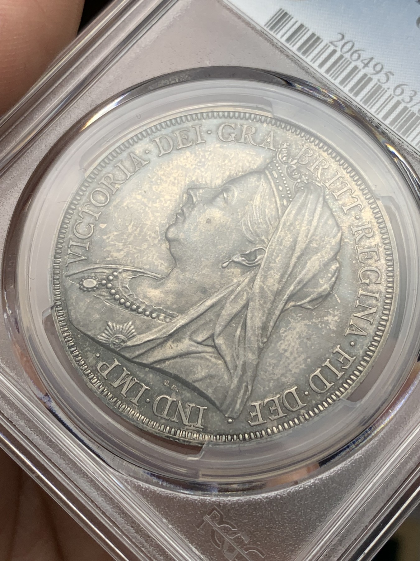 欢迎参加《竞宝斋》为爱冲冲冲 七夕特拍专场 ！第191场 (全场包邮) PCGS PR63英国维多利亚1893精制马剑克朗，最为经典的披沙造型，深色包浆。