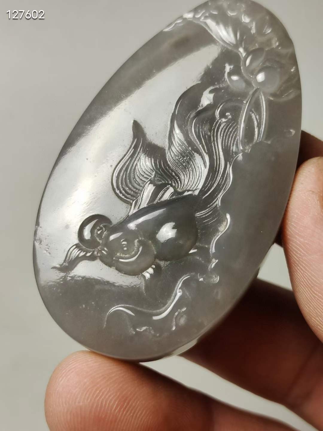 和田玉烟紫料荷花鱼牌子 烟紫和田玉，正烟紫色不发暗，颜色浓郁，玉质细腻油润，整体干净，无杂无裂完美品相。