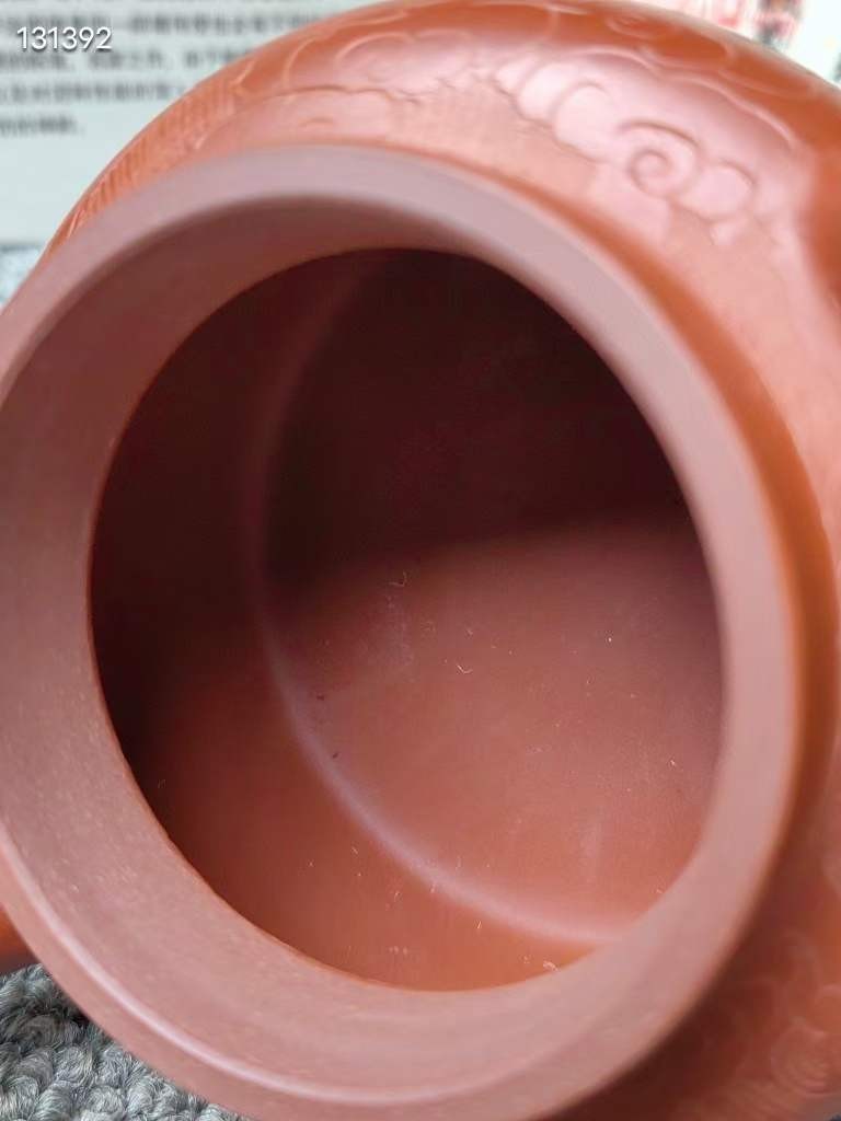 精品紫砂壶 私人珍藏 未开壶使用 未市场流通 周桂珍制 一厂徒工班 顾景舟辅导 原矿大红袍砂料 刻绘龙纹 砂料细腻 制作精良 多孔注水 出水流畅 品相完好