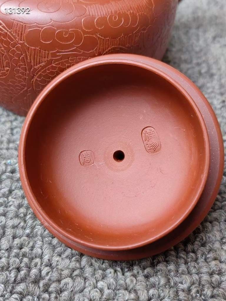 精品紫砂壶 私人珍藏 未开壶使用 未市场流通 周桂珍制 一厂徒工班 顾景舟辅导 原矿大红袍砂料 刻绘龙纹 砂料细腻 制作精良 多孔注水 出水流畅 品相完好