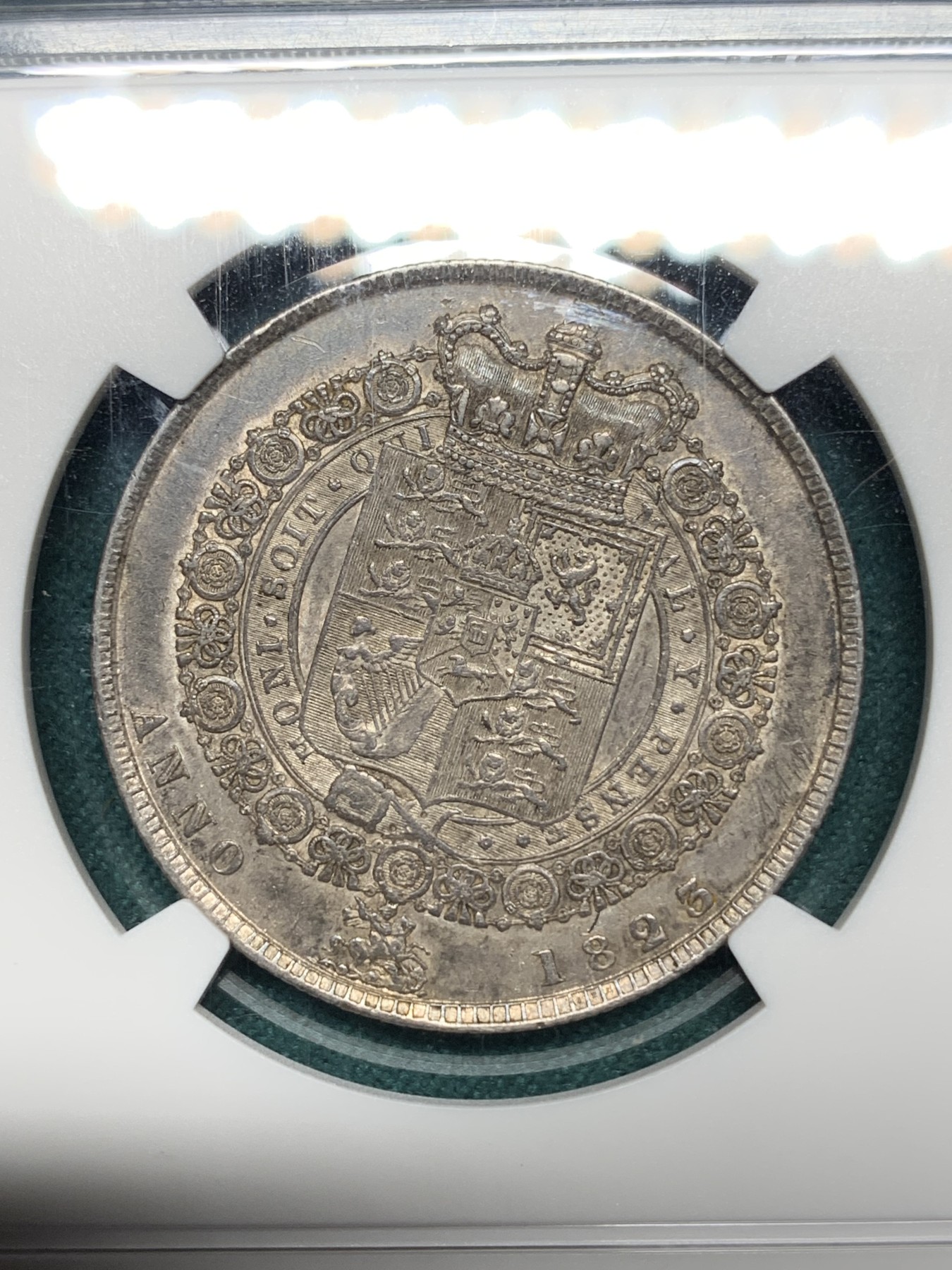 欢迎参加《竞宝斋》为爱冲冲冲 七夕特拍专场 ！第191场 (全场包邮) NGC AU58 英国 1823乔治四世盾徽半克朗银币，乔四三花半克朗随处可见，盾徽版任何品相都十分稀缺