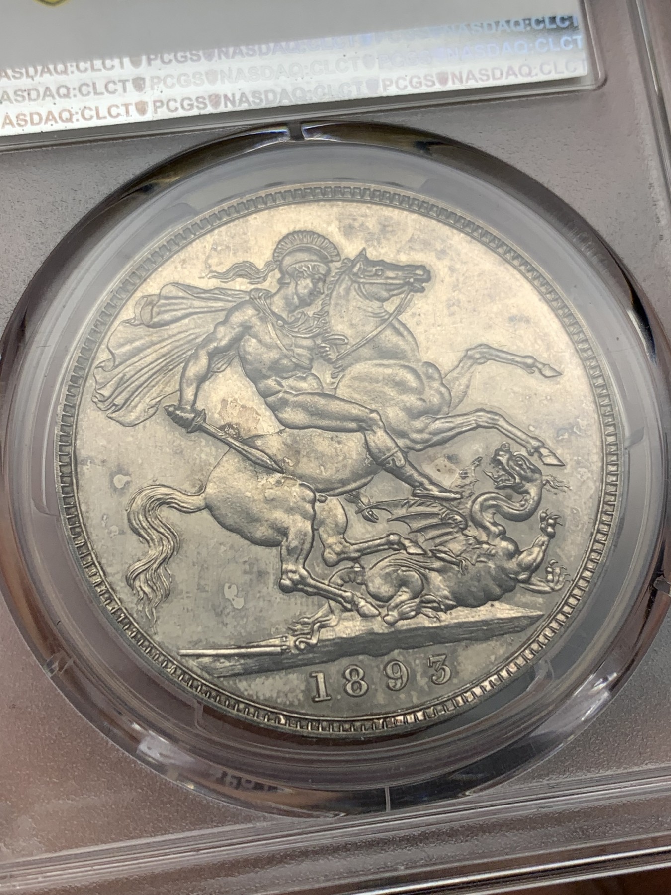欢迎参加《竞宝斋》为爱冲冲冲 七夕特拍专场 ！第191场 (全场包邮) PCGS PR63英国维多利亚1893精制马剑克朗，最为经典的披沙造型，深色包浆。