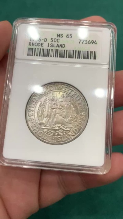 欢迎参加《竞宝斋》为爱冲冲冲 七夕特拍专场 ！第191场 (全场包邮) ANACS-MS65 美国 1936年 罗德岛 50美分 纪念币 绝版小白盒 带彩 小白盒装的半圆很少见