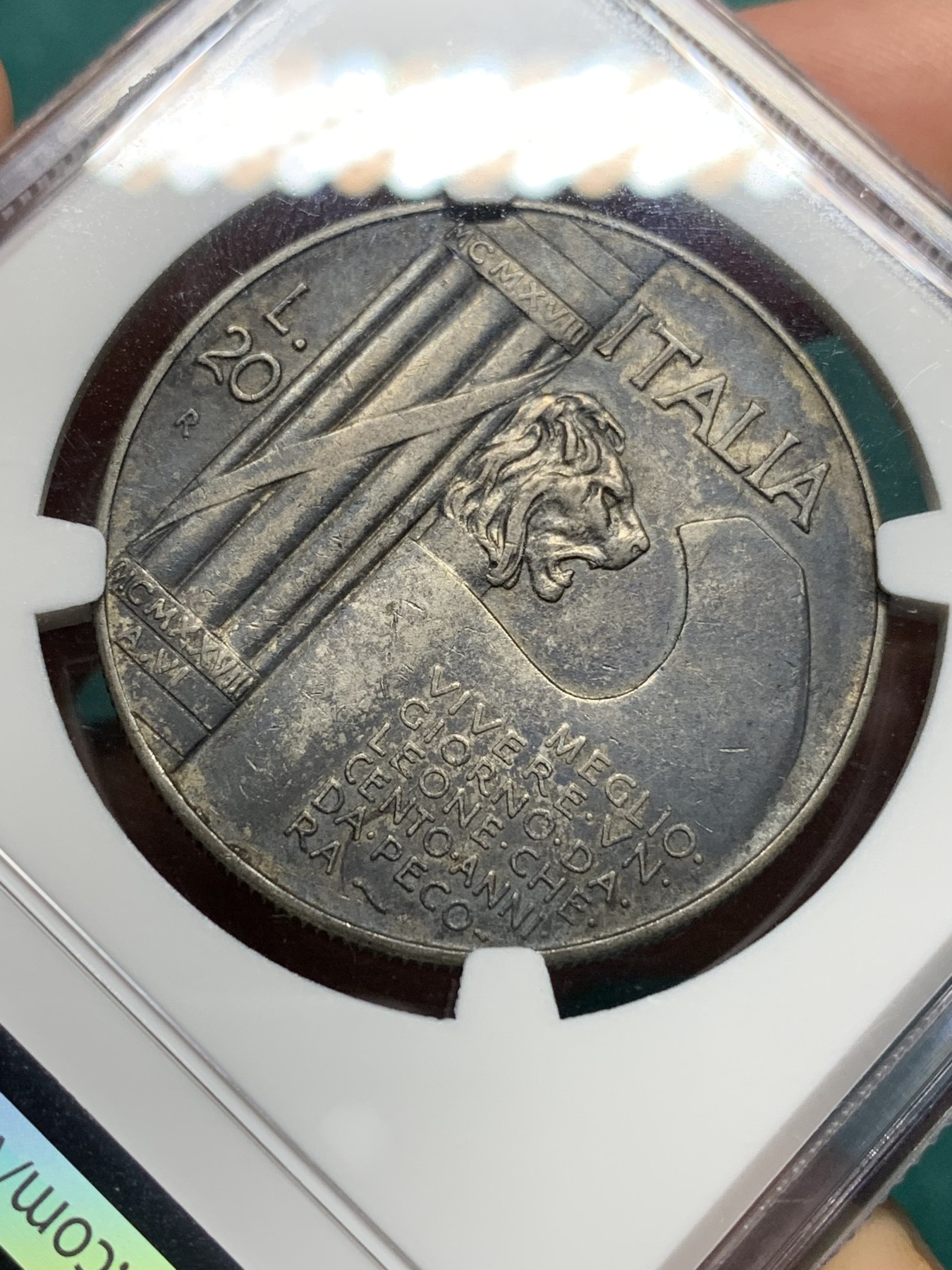 欢迎参加《竞宝斋》为爱冲冲冲 七夕特拍专场 ！第191场 (全场包邮) NGC-AU53 意大利 1928-R 维托里奥.埃马努埃莱三世 一战十周年纪念 20里拉大银 黑五彩包浆 整体味道极佳 少见品种