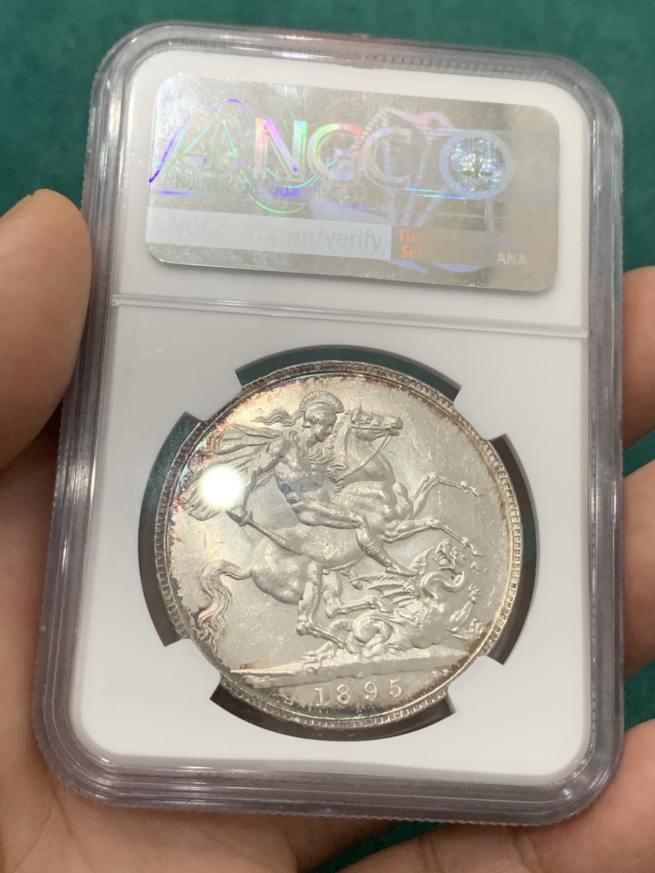 欢迎参加《竞宝斋》为爱冲冲冲 七夕特拍专场 ！第191场 (全场包邮) NGC-MS61 英国 1895 维多利亚批纱马剑 1克朗 大银币 少见年份 LIX版 环彩包浆 状态很不错