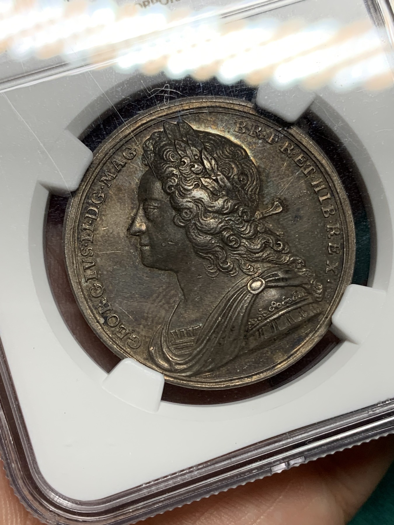 欢迎参加《竞宝斋》为爱冲冲冲 七夕特拍专场 ！第191场 (全场包邮) NGC AU58 英国 1727年 乔治二世 加冕银章 双面彩金包浆 精美的雕刻 是乔治二世统治时期最受欢迎的银章之一 感受将近300年的场景 挺有意义
