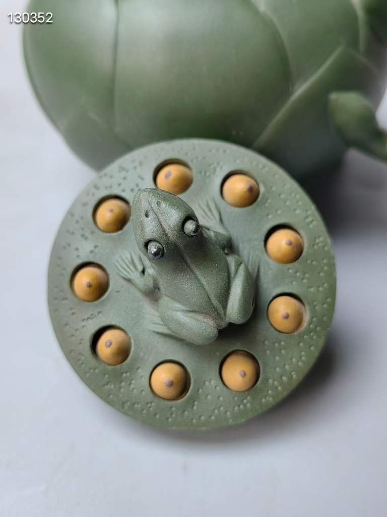 精品紫砂壶蒋蓉制壶青蛙莲子壶 老绿泥砂料制成 壶型精美绝伦 手工制作 制作工艺精湛 品相完好