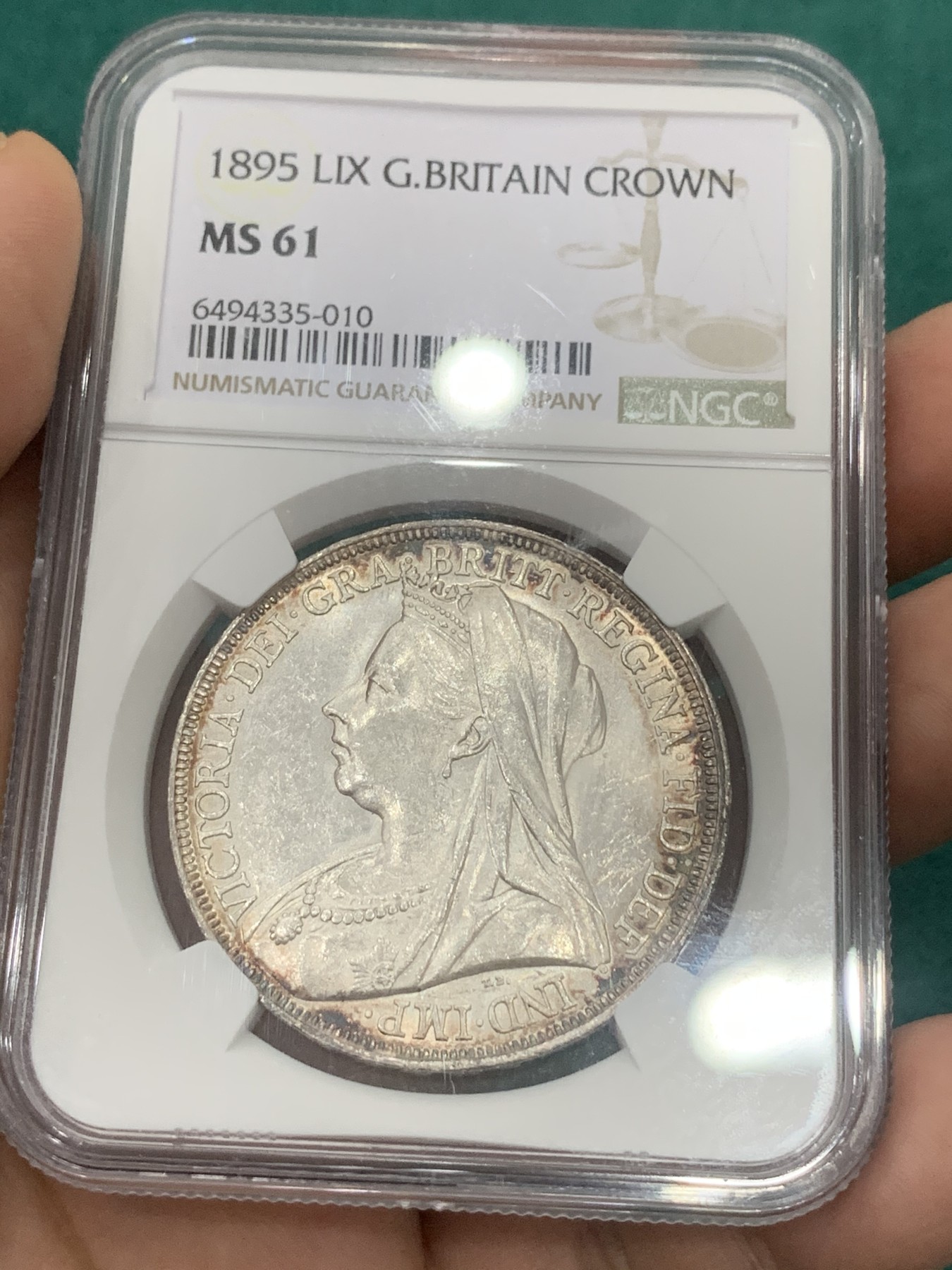 欢迎参加《竞宝斋》为爱冲冲冲 七夕特拍专场 ！第191场 (全场包邮) NGC-MS61 英国 1895 维多利亚批纱马剑 1克朗 大银币 少见年份 LIX版 环彩包浆 状态很不错