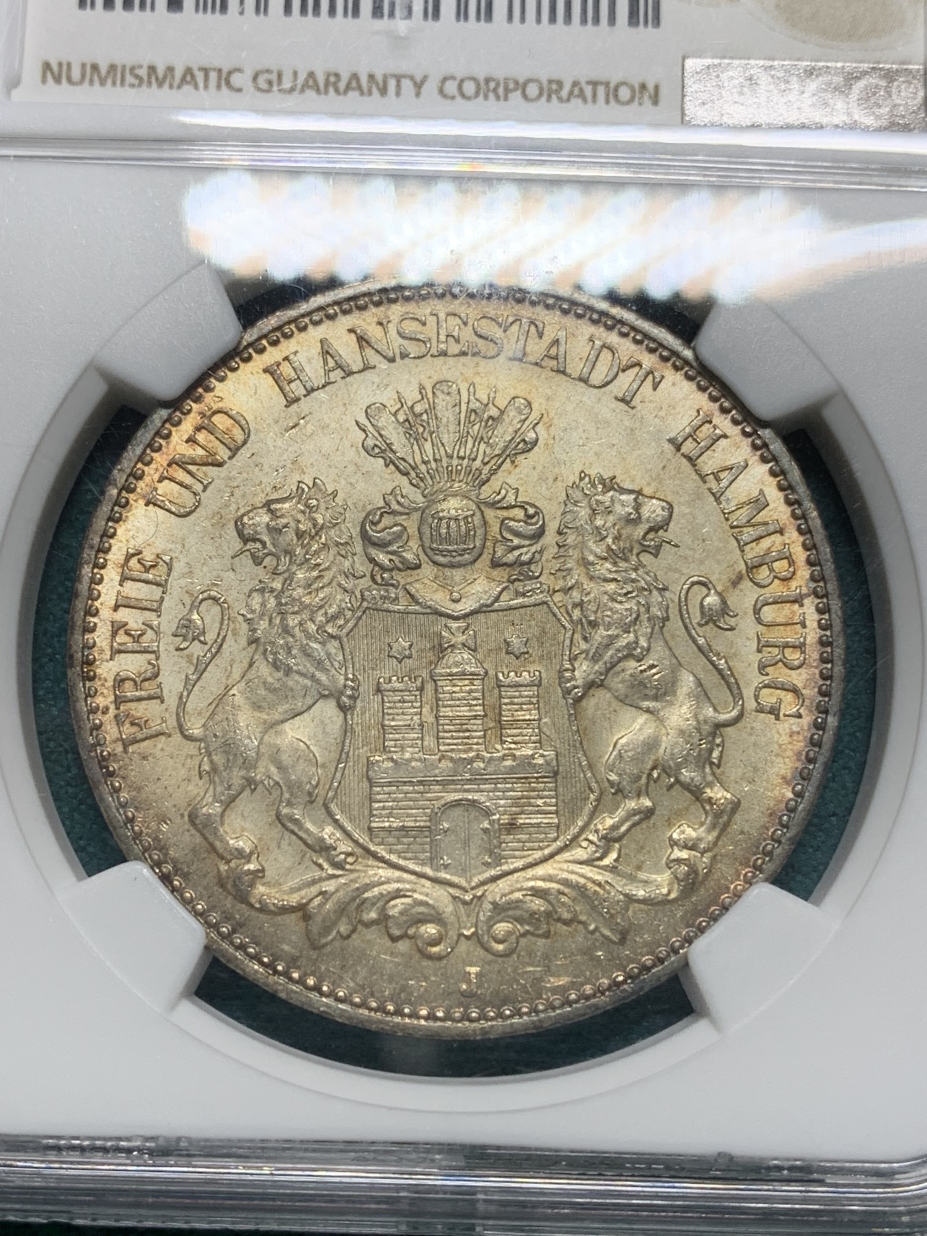 欢迎参加《竞宝斋》为爱冲冲冲 七夕特拍专场 ！第191场 (全场包邮) NGC MS64 1903年J厂汉堡5马克银币，德系最美钱币之一，1903年远远少于1913年，此枚金色包浆上手效果佳，亚军分。