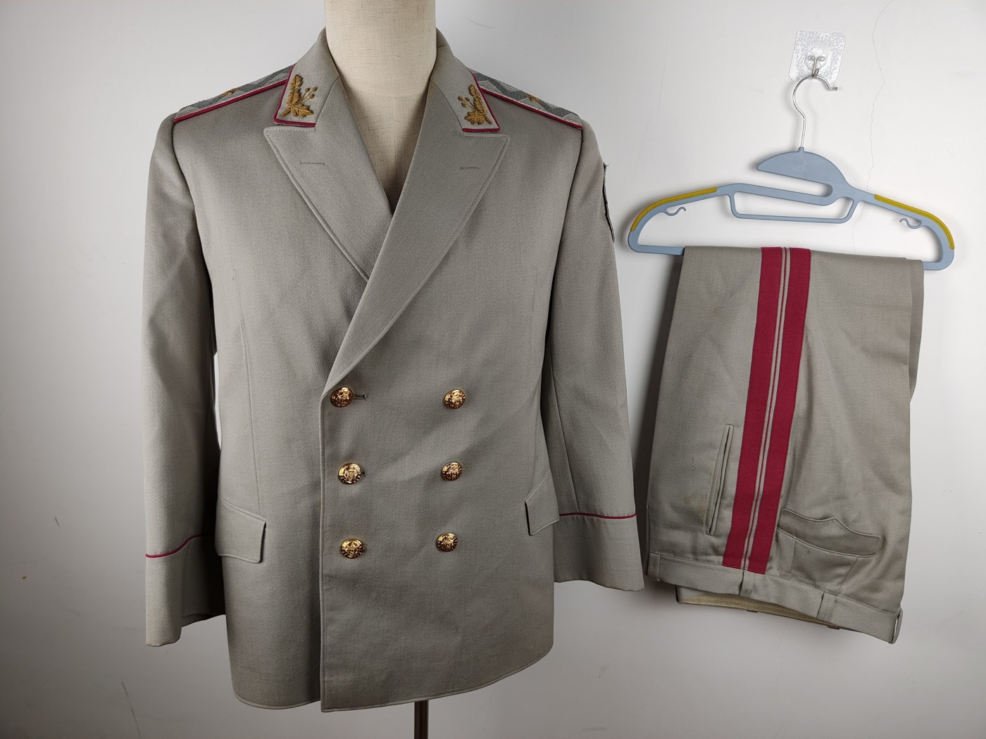 全场0元起拍 第83期 咸鱼国勋章拍卖专场 8月20日（周日）下午6：00开始 乌克兰 内务部将官常服一套胸围108 肩宽48 衣长81 袖长61 腰围88 裤长103