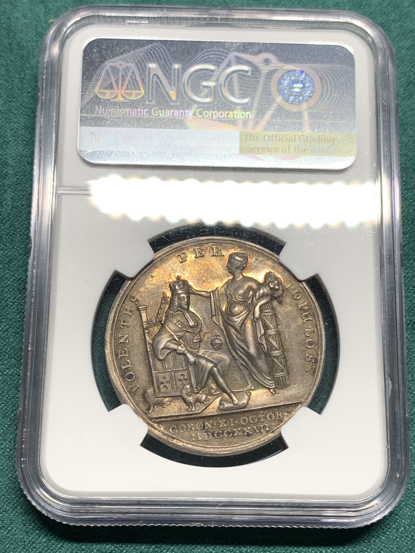 欢迎参加《竞宝斋》为爱冲冲冲 七夕特拍专场 ！第191场 (全场包邮) NGC AU58 英国 1727年 乔治二世 加冕银章 双面彩金包浆 精美的雕刻 是乔治二世统治时期最受欢迎的银章之一 感受将近300年的场景 挺有意义