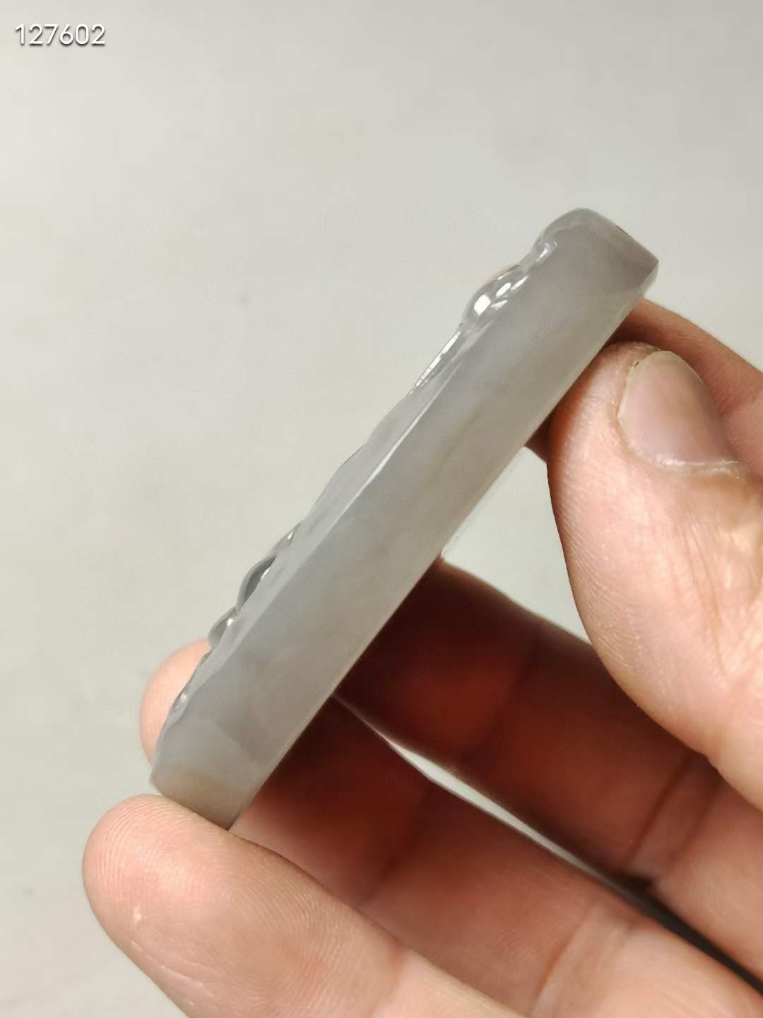 和田玉烟紫料荷花鱼牌子 烟紫和田玉，正烟紫色不发暗，颜色浓郁，玉质细腻油润，整体干净，无杂无裂完美品相。