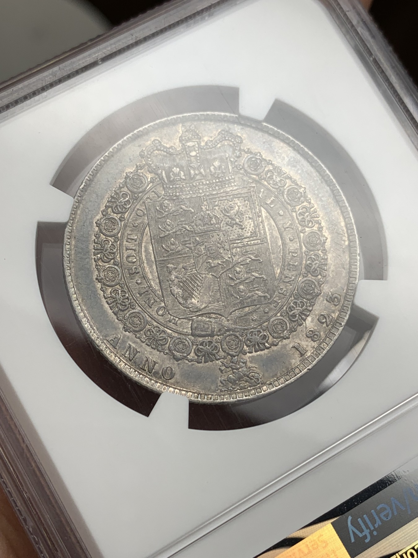欢迎参加《竞宝斋》为爱冲冲冲 七夕特拍专场 ！第191场 (全场包邮) NGC AU58 英国 1823乔治四世盾徽半克朗银币，乔四三花半克朗随处可见，盾徽版任何品相都十分稀缺