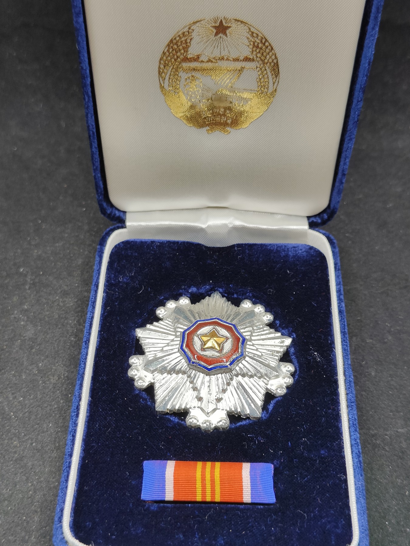 全场0元起拍 第83期 咸鱼国勋章拍卖专场 8月20日（周日）下午6：00开始 朝总联版烫金国徽盒三级国旗勋章带略