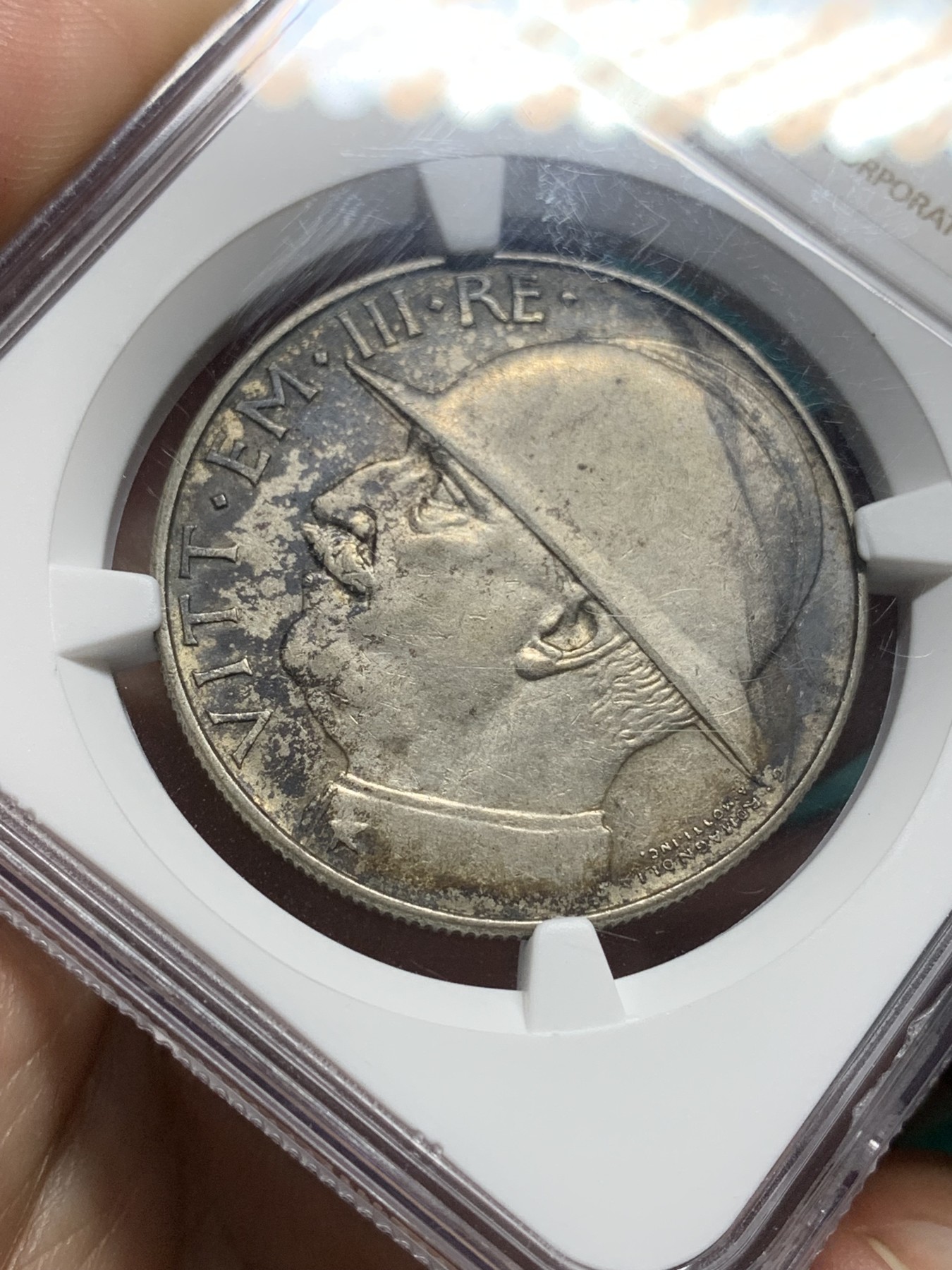 欢迎参加《竞宝斋》为爱冲冲冲 七夕特拍专场 ！第191场 (全场包邮) NGC-AU53 意大利 1928-R 维托里奥.埃马努埃莱三世 一战十周年纪念 20里拉大银 黑五彩包浆 整体味道极佳 少见品种