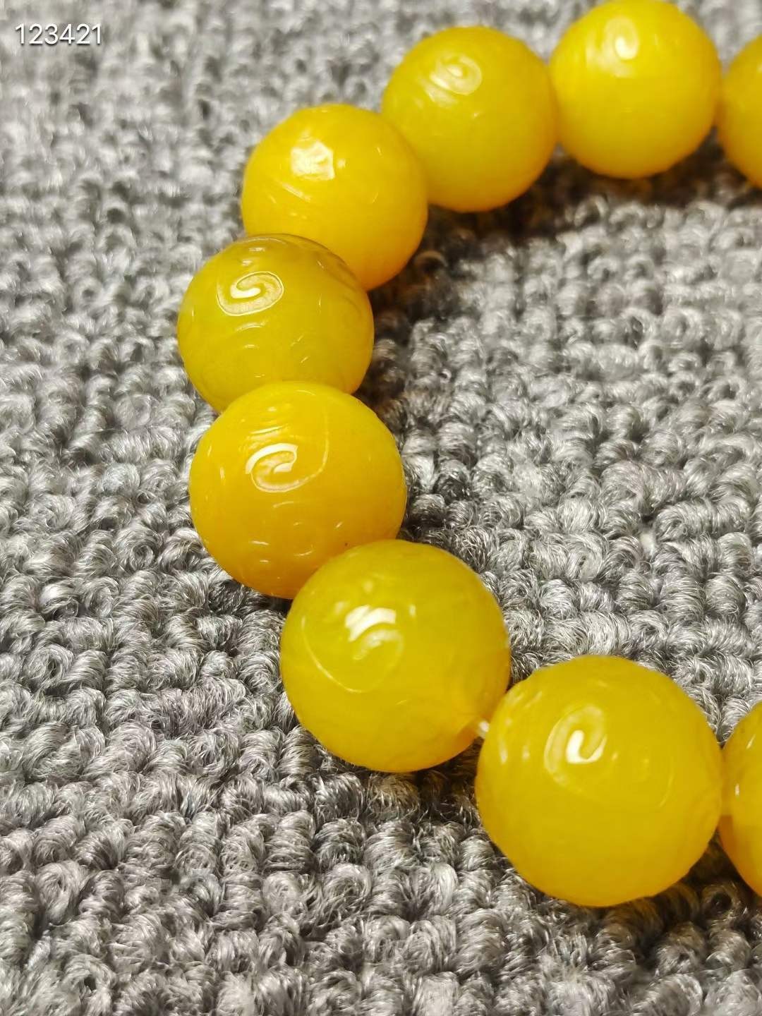 黄玛瑙手串 雕刻如意纹 皮壳黄亮通透 品相完好