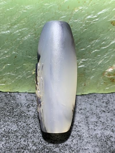 精美高玉化亚光草花纹海洋玉髓手工俏色巧雕禅字一心向佛，参禅悟道意境桶珠一个！ 精美高玉化亚光草花纹海洋玉髓手工俏色巧雕禅字一心向佛，参禅悟道意境桶珠一个！