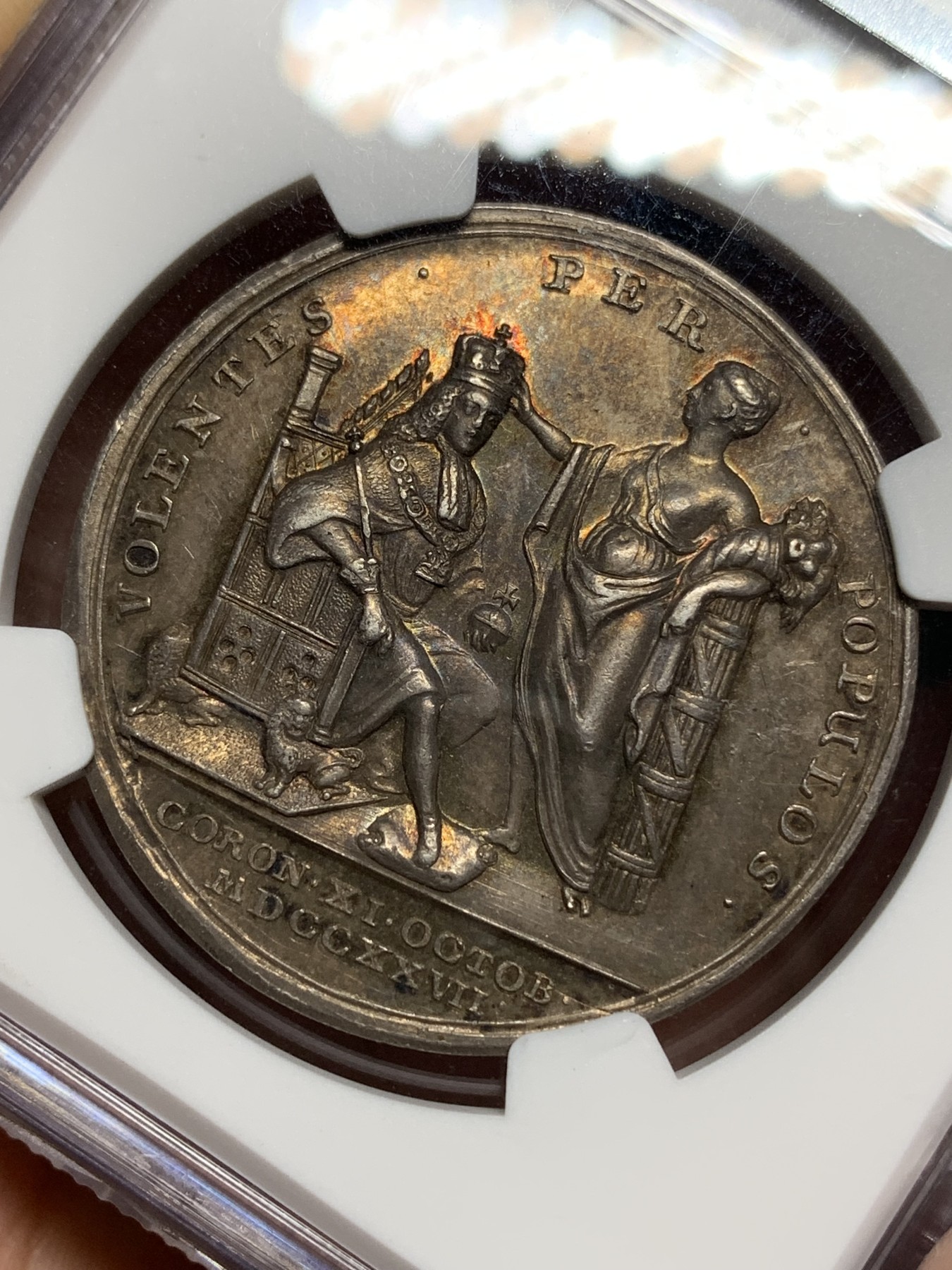 欢迎参加《竞宝斋》为爱冲冲冲 七夕特拍专场 ！第191场 (全场包邮) NGC AU58 英国 1727年 乔治二世 加冕银章 双面彩金包浆 精美的雕刻 是乔治二世统治时期最受欢迎的银章之一 感受将近300年的场景 挺有意义