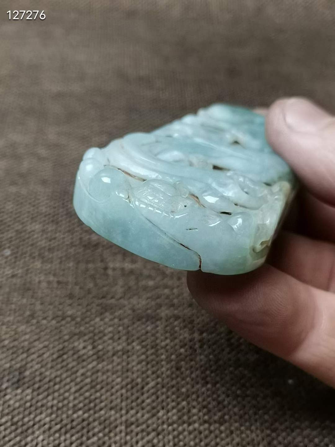 清 翡翠凤凰如意纹牌子色水润细腻，色泽鲜亮，品相上佳，用料厚实，雕工精湛，栩栩如生，寓意美好，浮雕线条流畅，佩戴舒适凤为百鸟之王，为尊。凤也可指皇后乃富贵之身。如意为顺，吉祥。合在一起:富贵吉祥！