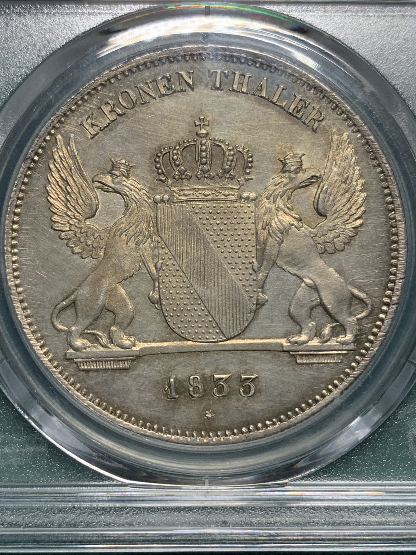 欢迎参加《竞宝斋》为爱冲冲冲 七夕特拍专场 ！第191场 (全场包邮) PCGS-UNC，德国巴登1833年份带星皇冠泰勒大银币，非常漂亮的狮鹫，所有年份中最少见品种