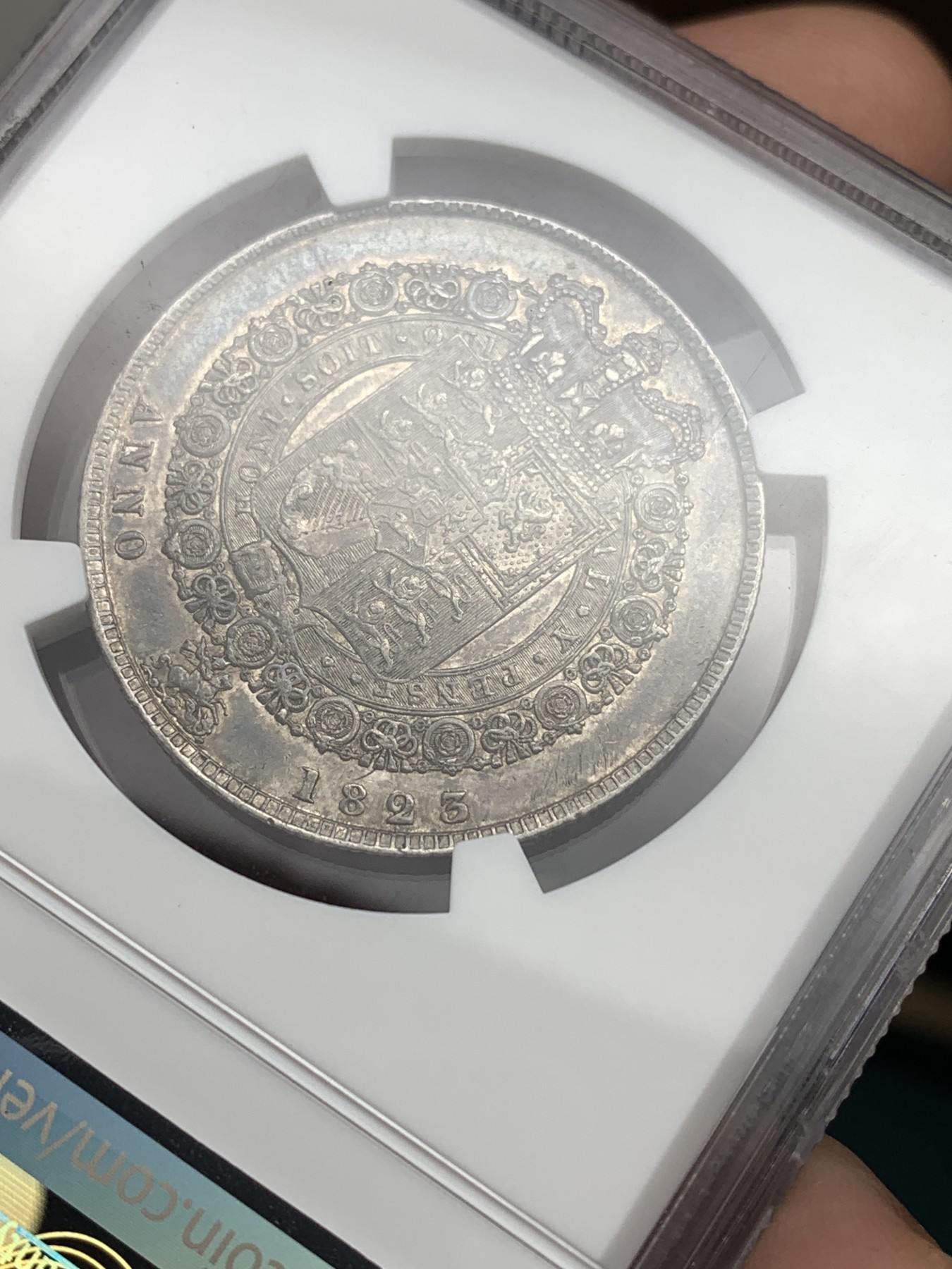 欢迎参加《竞宝斋》为爱冲冲冲 七夕特拍专场 ！第191场 (全场包邮) NGC AU58 英国 1823乔治四世盾徽半克朗银币，乔四三花半克朗随处可见，盾徽版任何品相都十分稀缺