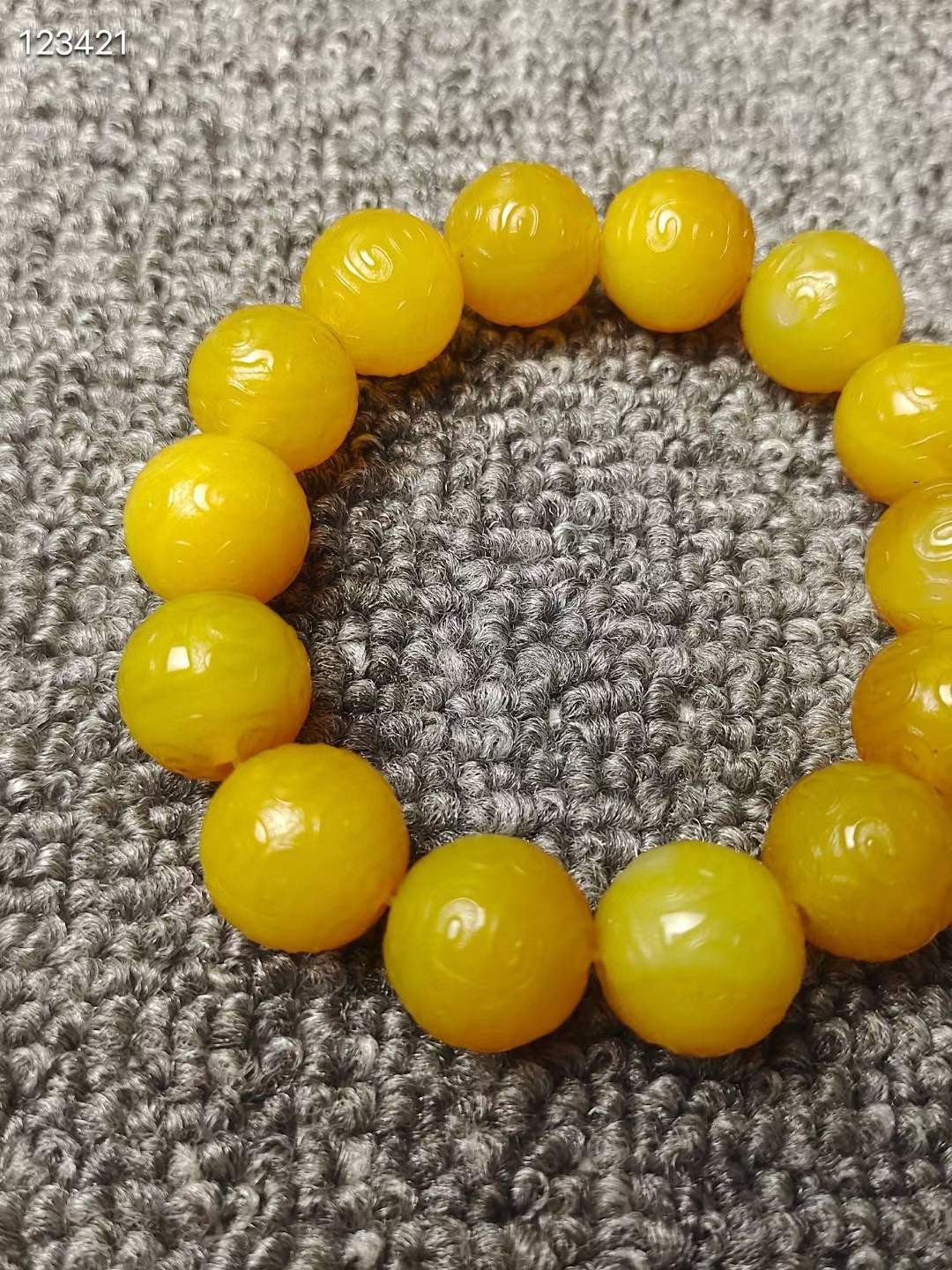 黄玛瑙手串 雕刻如意纹 皮壳黄亮通透 品相完好