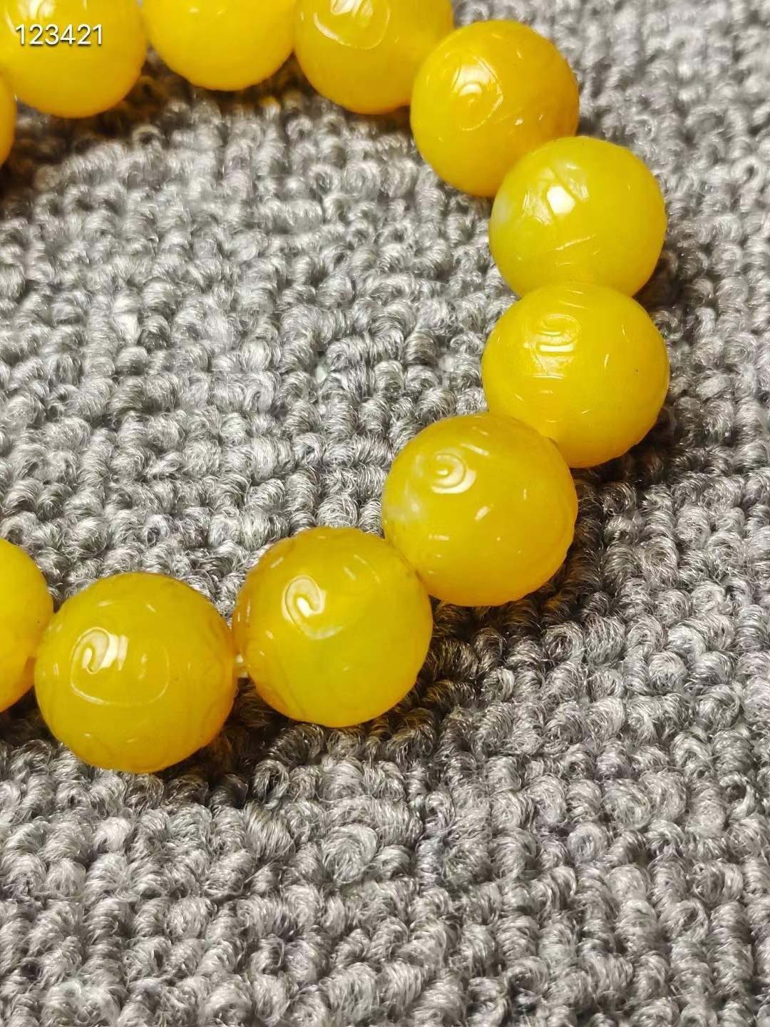 黄玛瑙手串 雕刻如意纹 皮壳黄亮通透 品相完好