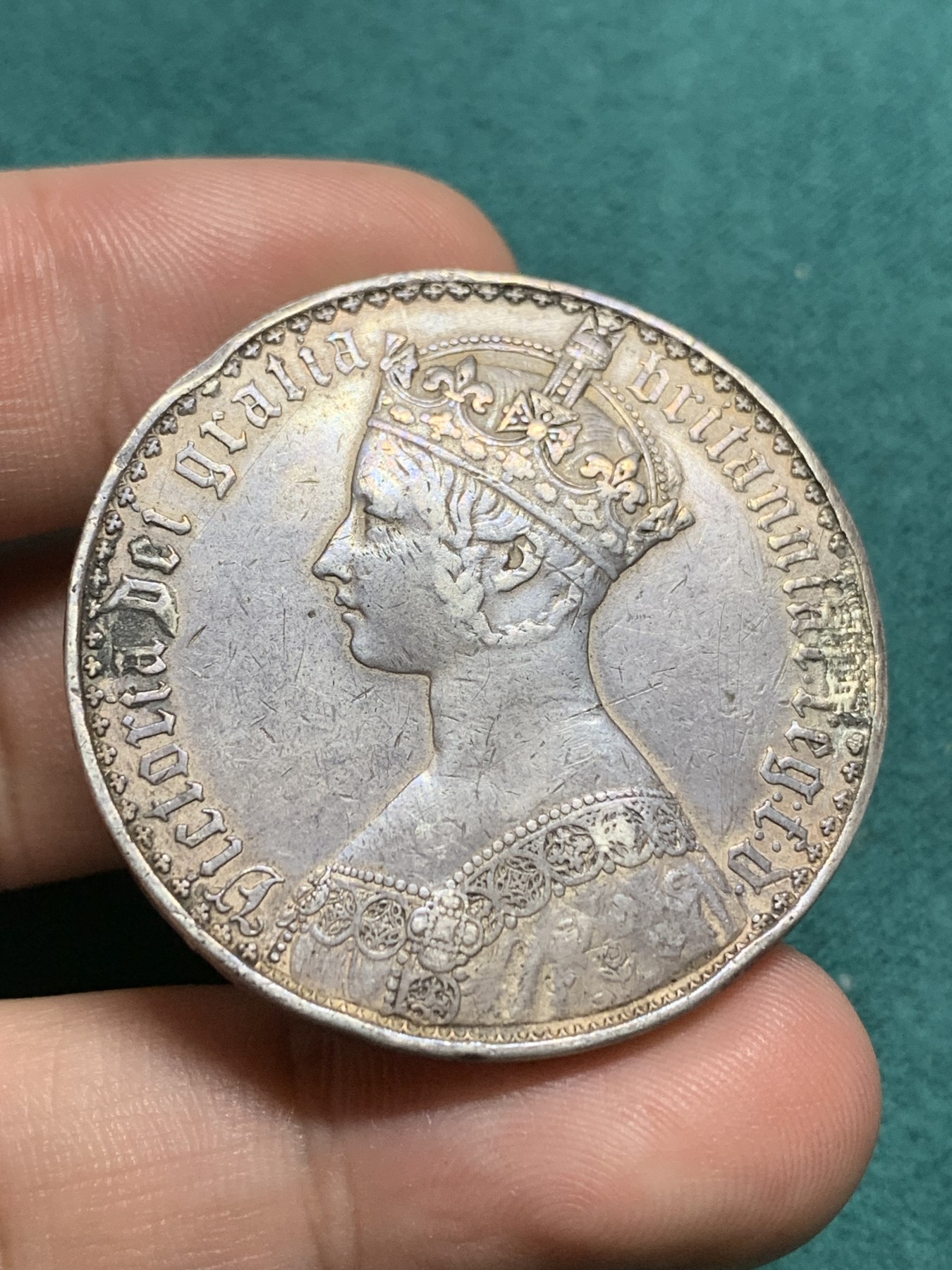 欢迎参加《竞宝斋》为爱冲冲冲 七夕特拍专场 ！第191场 (全场包邮) 英国 1847年 维多利亚 哥特体克朗 大银币 最美的钱币 可惜有过流通 送了N评级因为描述表面改变没给入盒 具体细节见图