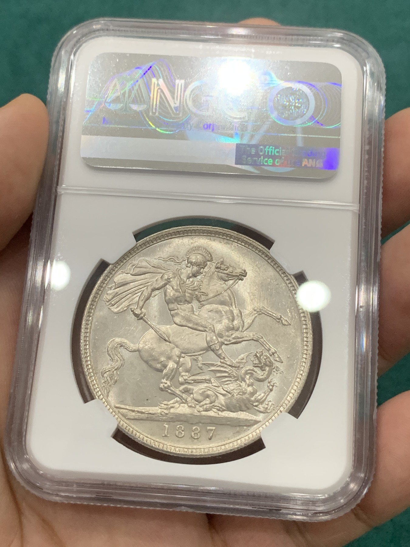 欢迎参加《竞宝斋》为爱冲冲冲 七夕特拍专场 ！第191场 (全场包邮) NGC MS63 英国 1887年 维多利亚 高冠马剑克朗大银币 凝霜明显