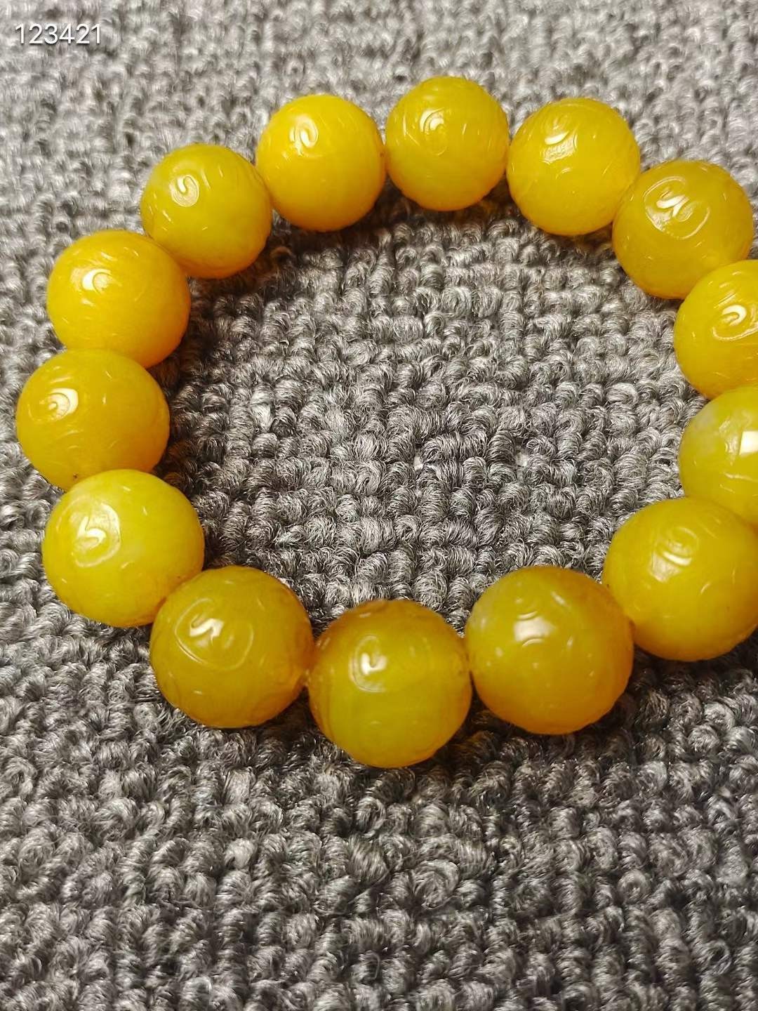 黄玛瑙手串 雕刻如意纹 皮壳黄亮通透 品相完好