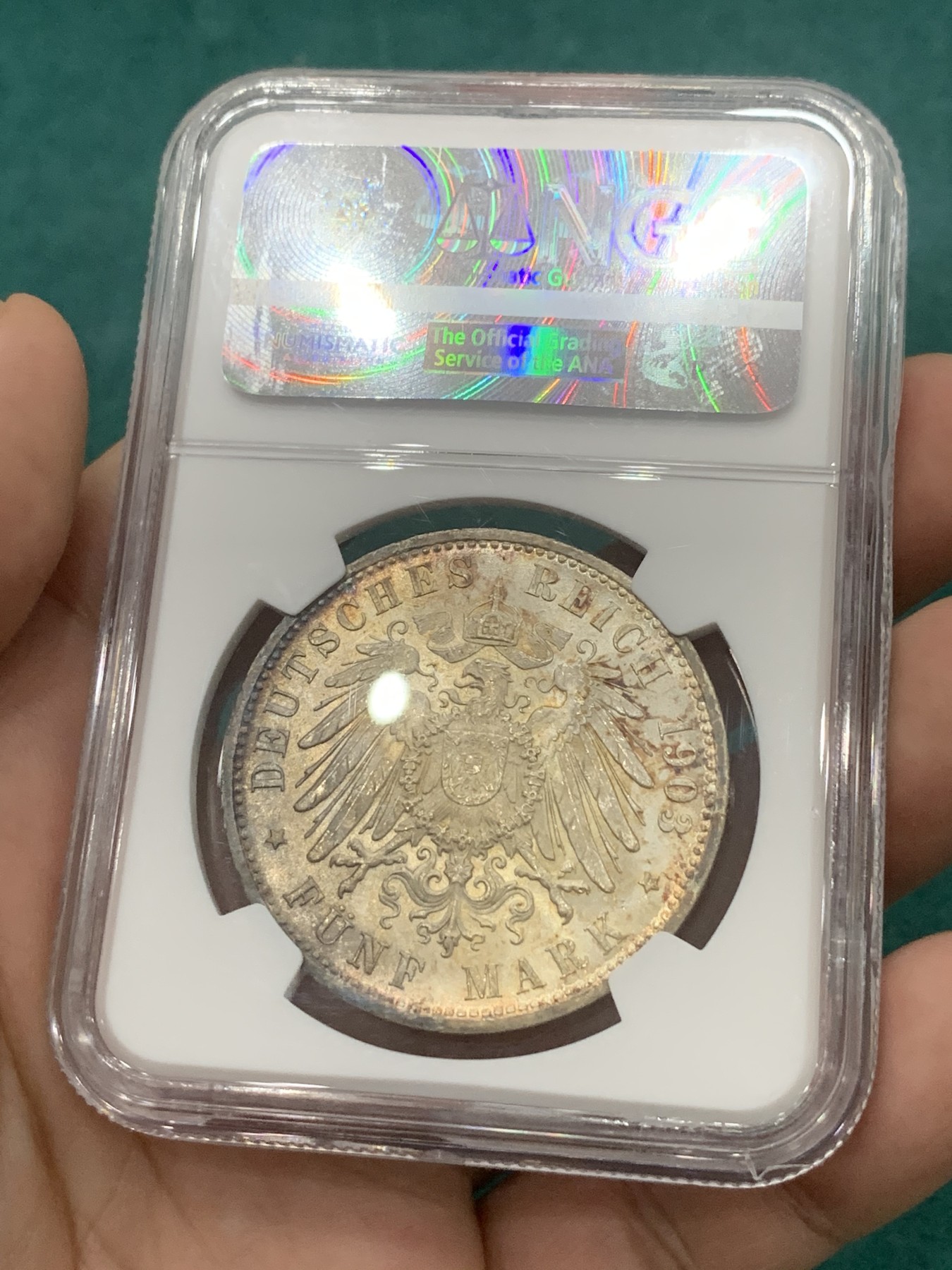欢迎参加《竞宝斋》为爱冲冲冲 七夕特拍专场 ！第191场 (全场包邮) NGC MS64 1903年J厂汉堡5马克银币，德系最美钱币之一，1903年远远少于1913年，此枚金色包浆上手效果佳，亚军分。