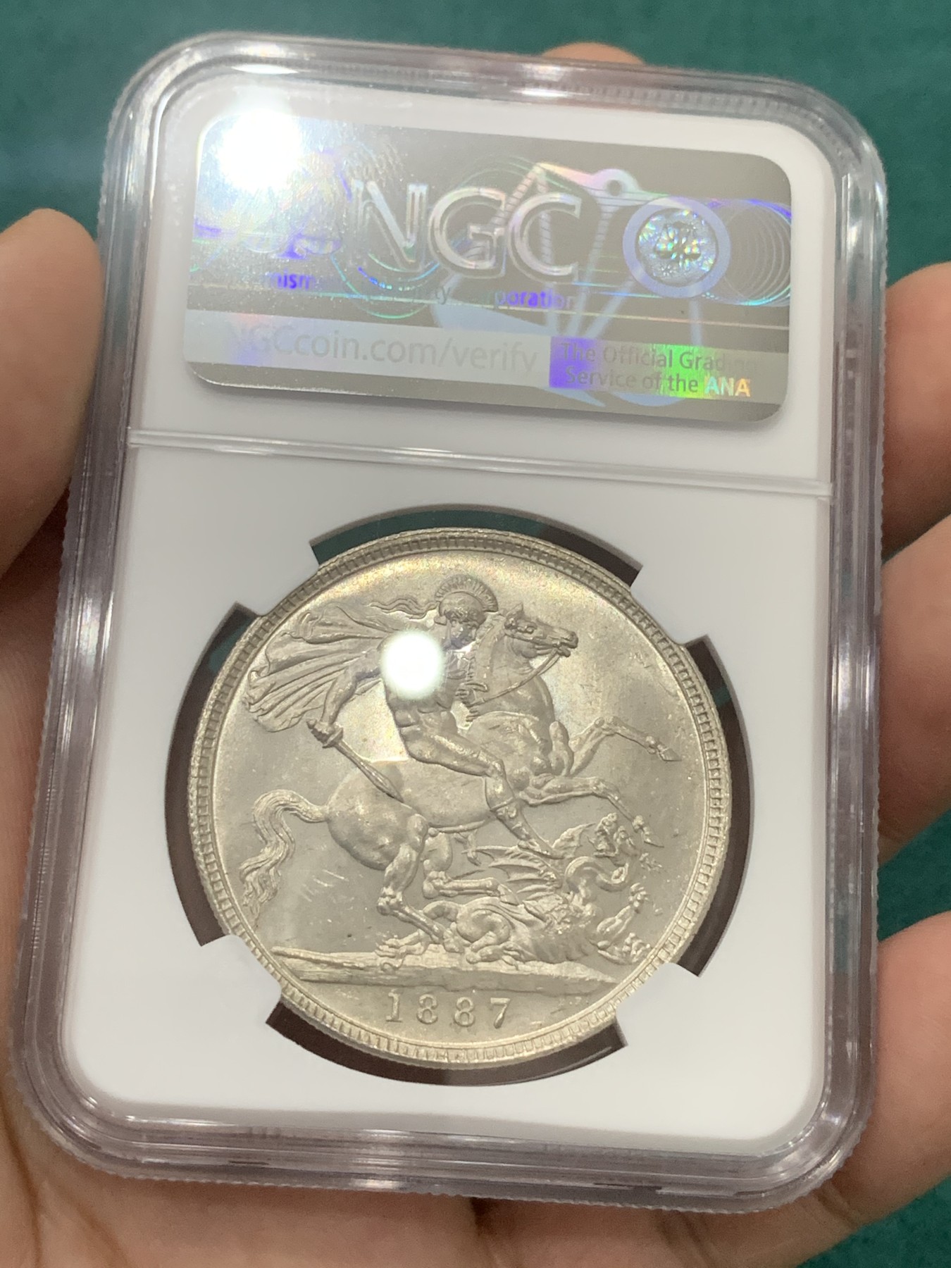 欢迎参加《竞宝斋》为爱冲冲冲 七夕特拍专场 ！第191场 (全场包邮) NGC MS63 英国 1887年 维多利亚 高冠马剑克朗大银币 凝霜明显