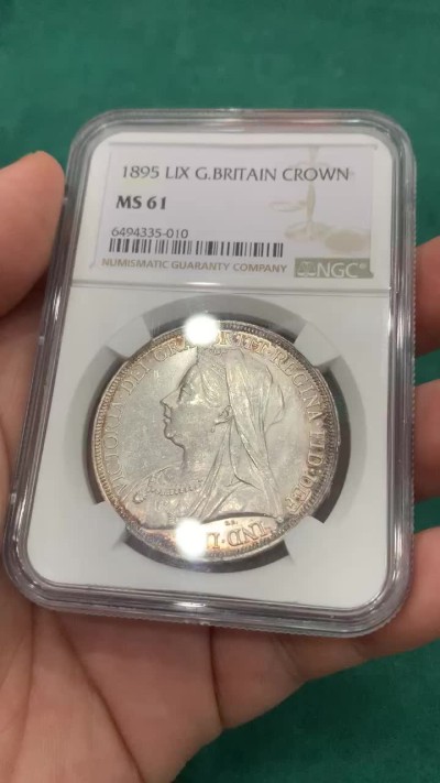 欢迎参加《竞宝斋》为爱冲冲冲 七夕特拍专场 ！第191场 (全场包邮) NGC-MS61 英国 1895 维多利亚批纱马剑 1克朗 大银币 少见年份 LIX版 环彩包浆 状态很不错