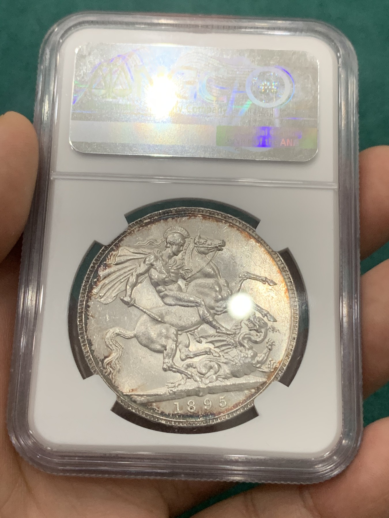 欢迎参加《竞宝斋》为爱冲冲冲 七夕特拍专场 ！第191场 (全场包邮) NGC-MS61 英国 1895 维多利亚批纱马剑 1克朗 大银币 少见年份 LIX版 环彩包浆 状态很不错