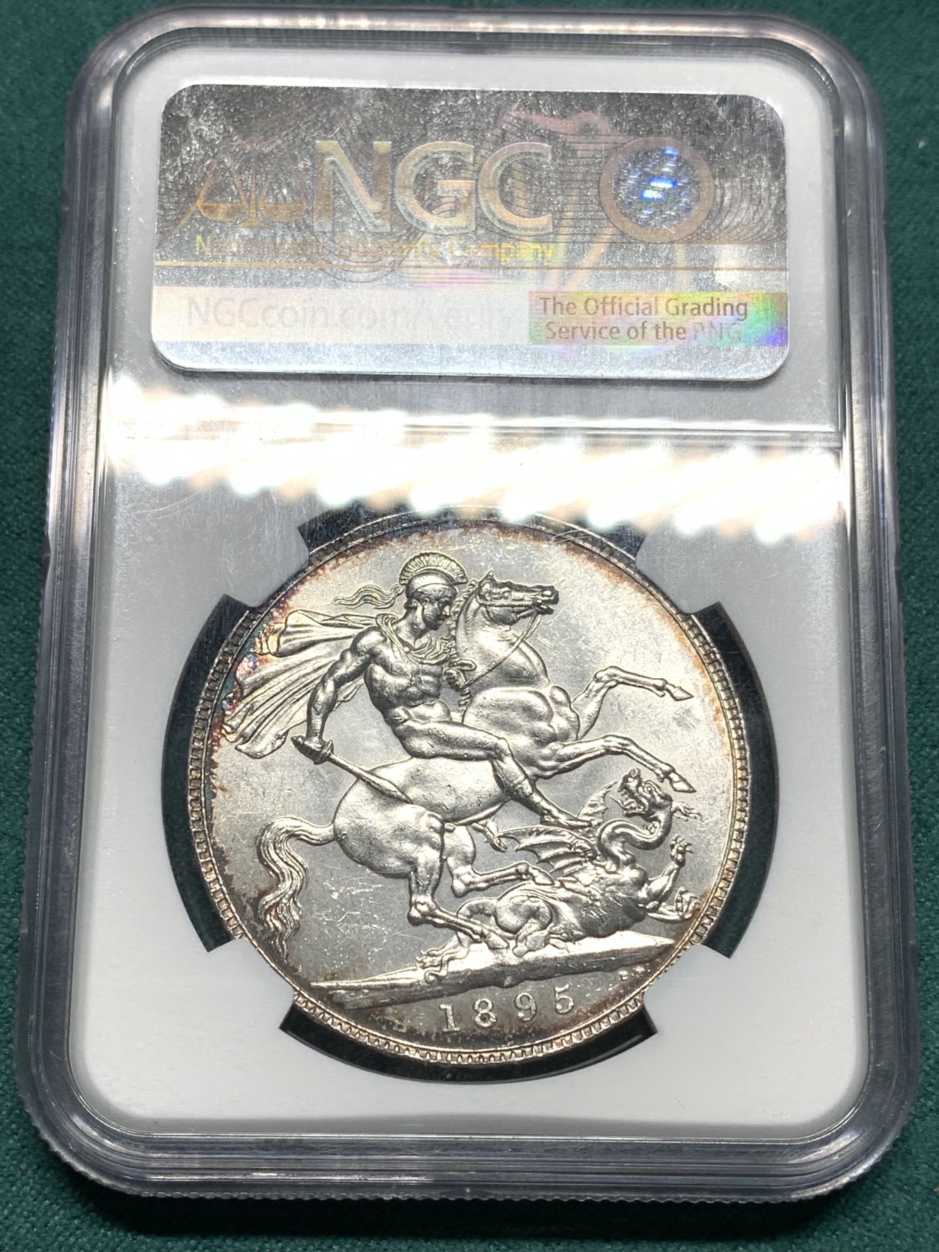 欢迎参加《竞宝斋》为爱冲冲冲 七夕特拍专场 ！第191场 (全场包邮) NGC-MS61 英国 1895 维多利亚批纱马剑 1克朗 大银币 少见年份 LIX版 环彩包浆 状态很不错