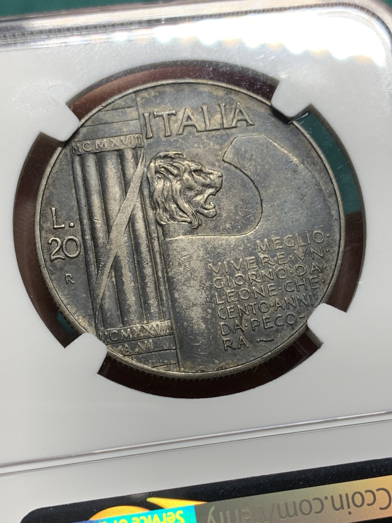 欢迎参加《竞宝斋》为爱冲冲冲 七夕特拍专场 ！第191场 (全场包邮) NGC-AU53 意大利 1928-R 维托里奥.埃马努埃莱三世 一战十周年纪念 20里拉大银 黑五彩包浆 整体味道极佳 少见品种
