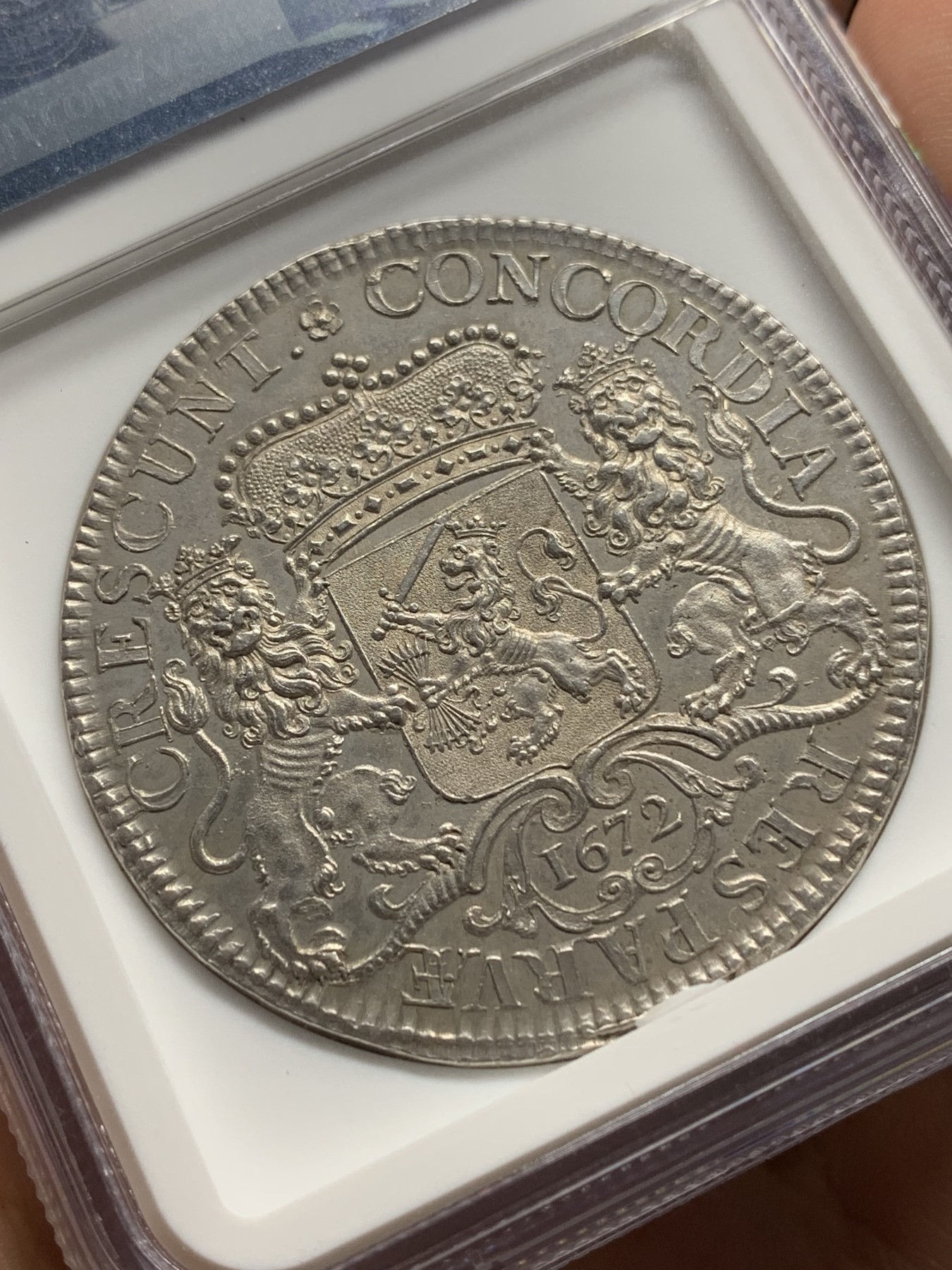 欢迎参加《竞宝斋》为爱冲冲冲 七夕特拍专场 ！第191场 (全场包邮) NGC MS64 荷兰1672年大马剑加重版2杜卡特银币，65.05克，版本的冠军分。距今350多年，17世纪最美钱币之一，工艺精湛。