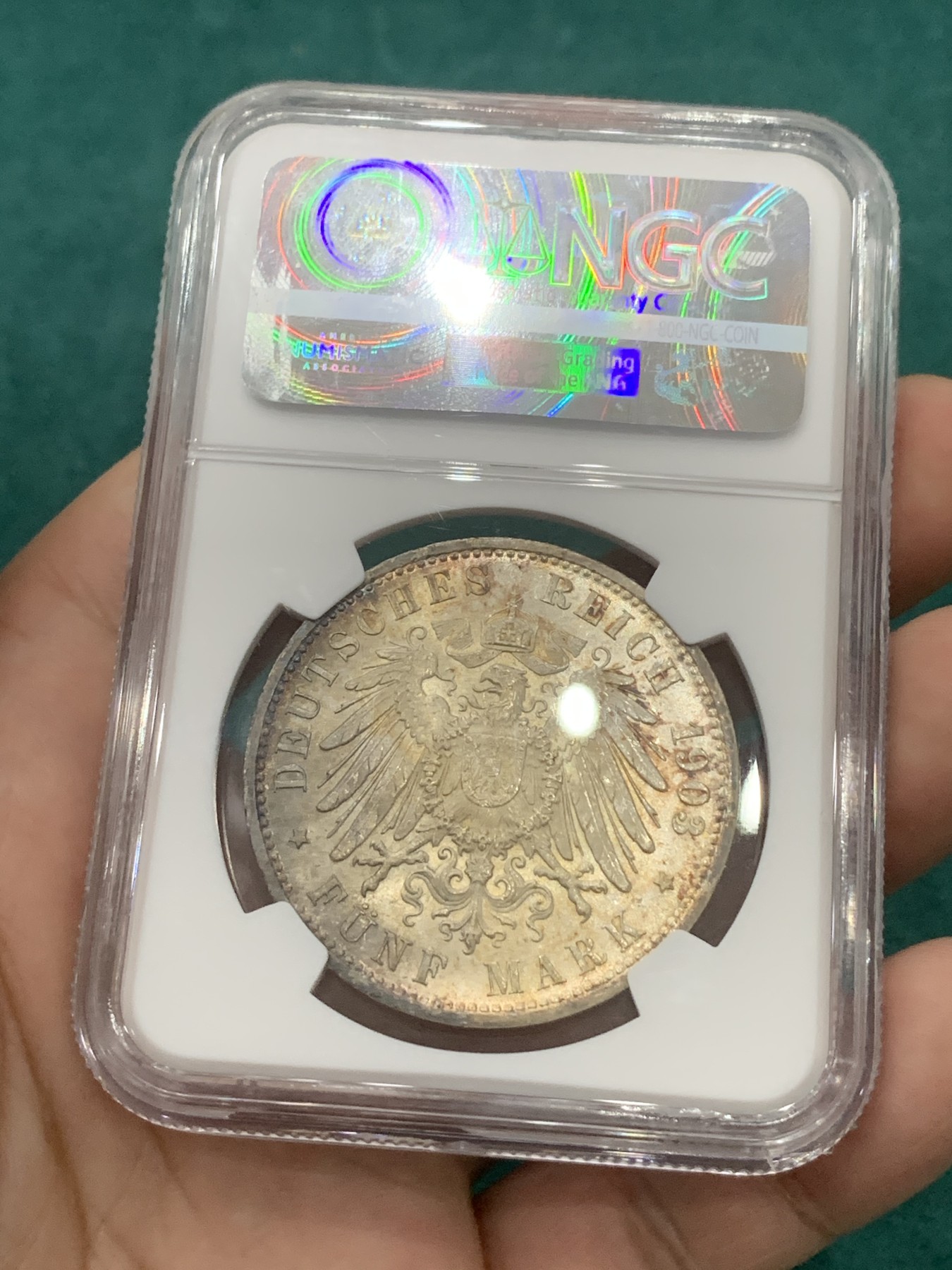 欢迎参加《竞宝斋》为爱冲冲冲 七夕特拍专场 ！第191场 (全场包邮) NGC MS64 1903年J厂汉堡5马克银币，德系最美钱币之一，1903年远远少于1913年，此枚金色包浆上手效果佳，亚军分。