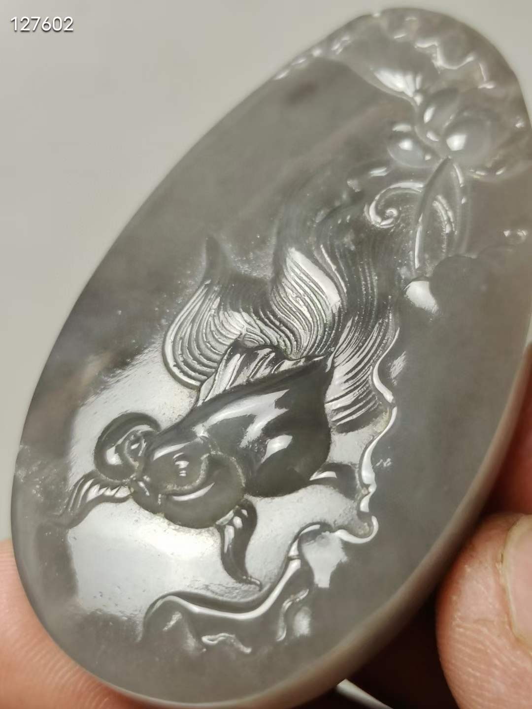 和田玉烟紫料荷花鱼牌子 烟紫和田玉，正烟紫色不发暗，颜色浓郁，玉质细腻油润，整体干净，无杂无裂完美品相。